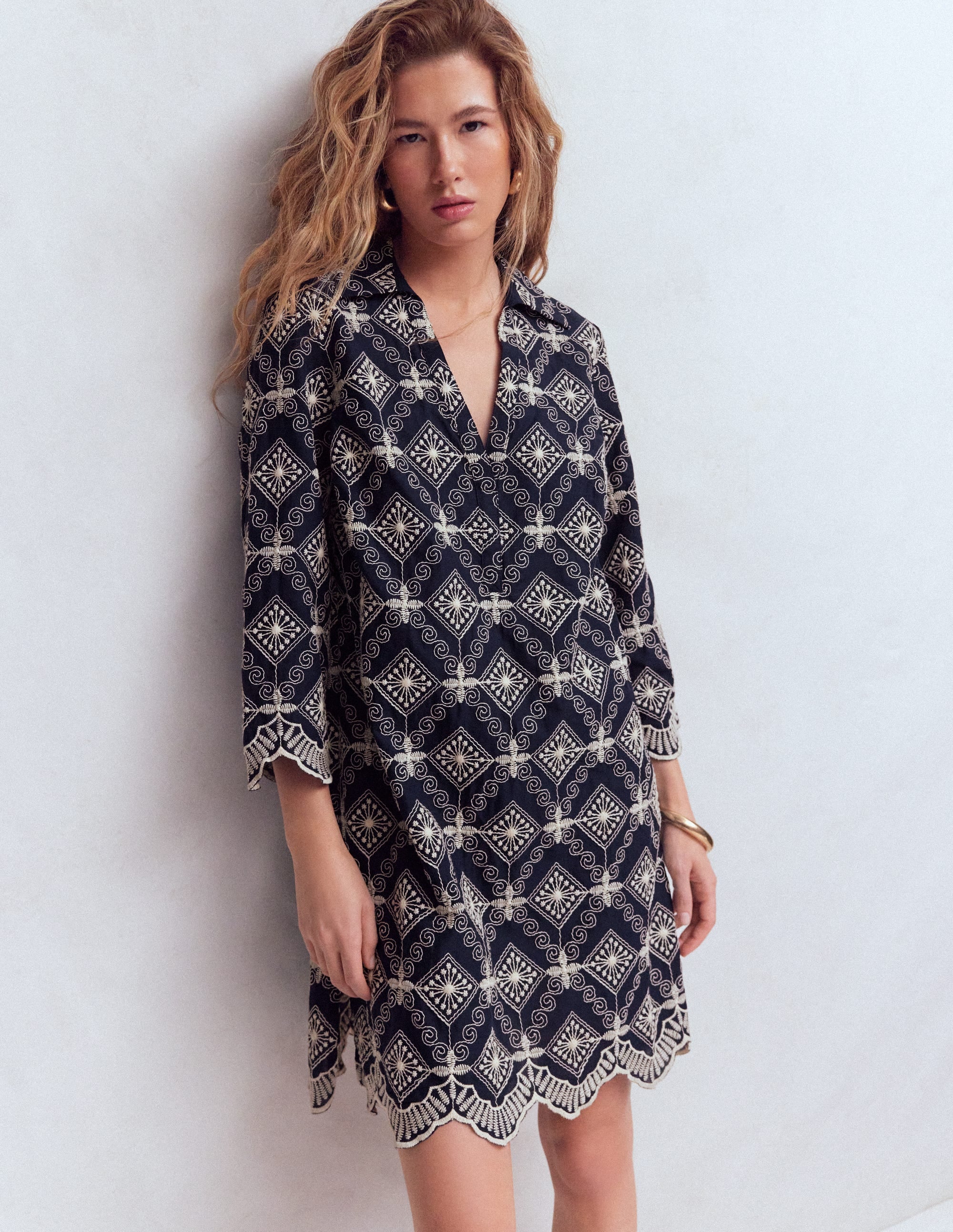 Carmen Kurzes Kleid mit Lochstickerei-Marineblau, Lochstickerei