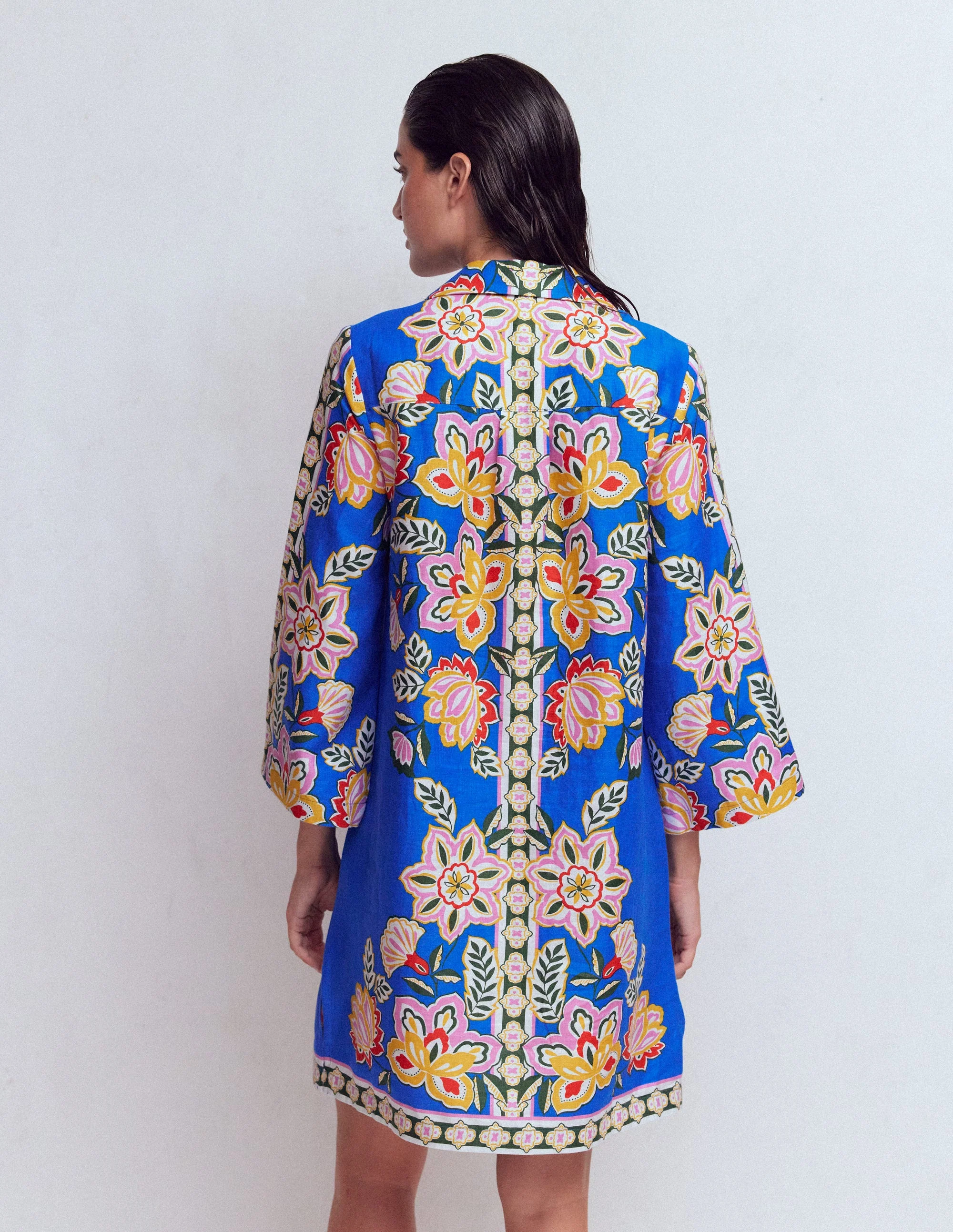 Carmen Kurzes Leinenkleid-Blau, Blüten-Eleganz - Image 4