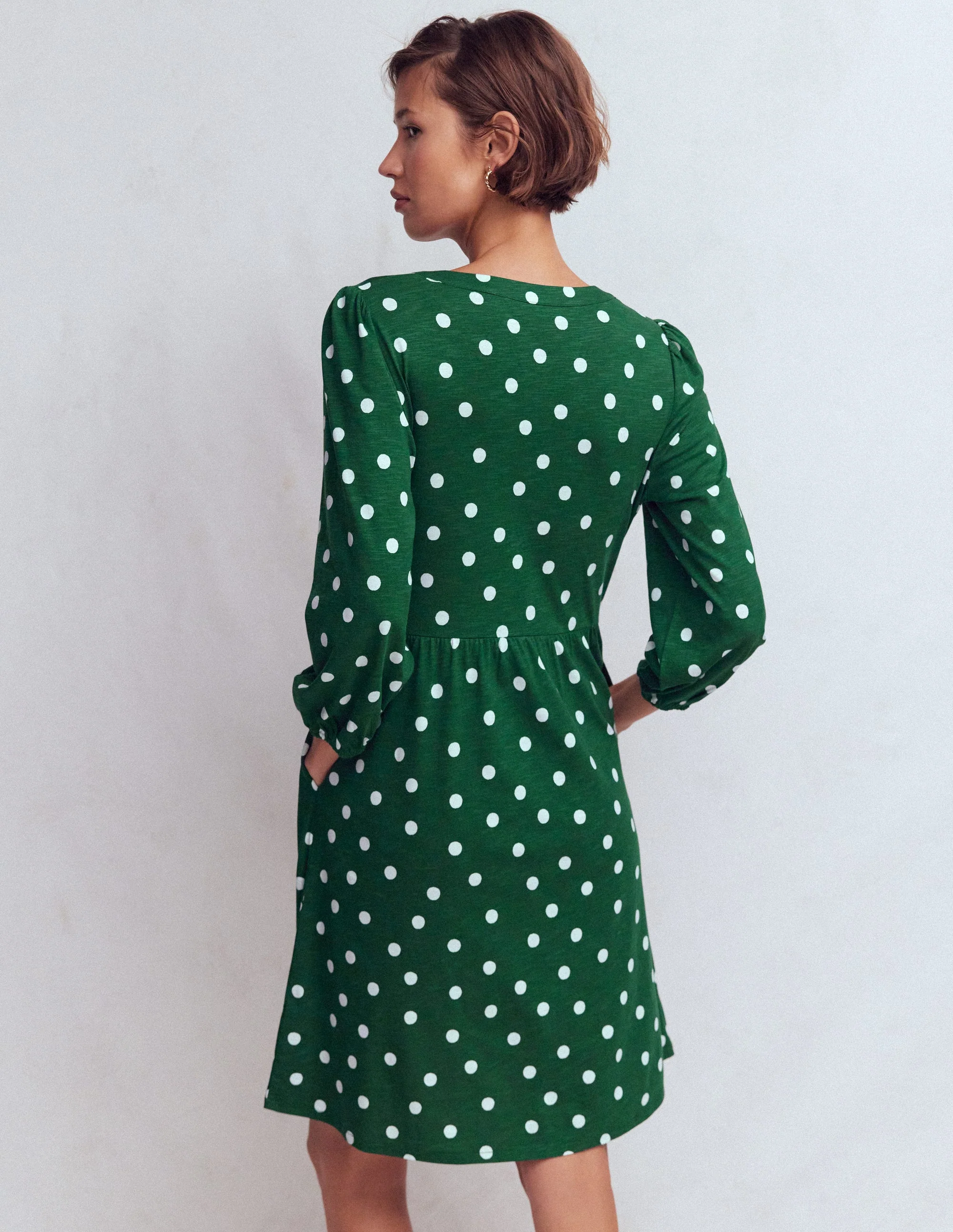 Cathy Jerseykleid mit gekerbtem Ausschnitt-Jägergrün, Gemalte Tupfen - Image 3