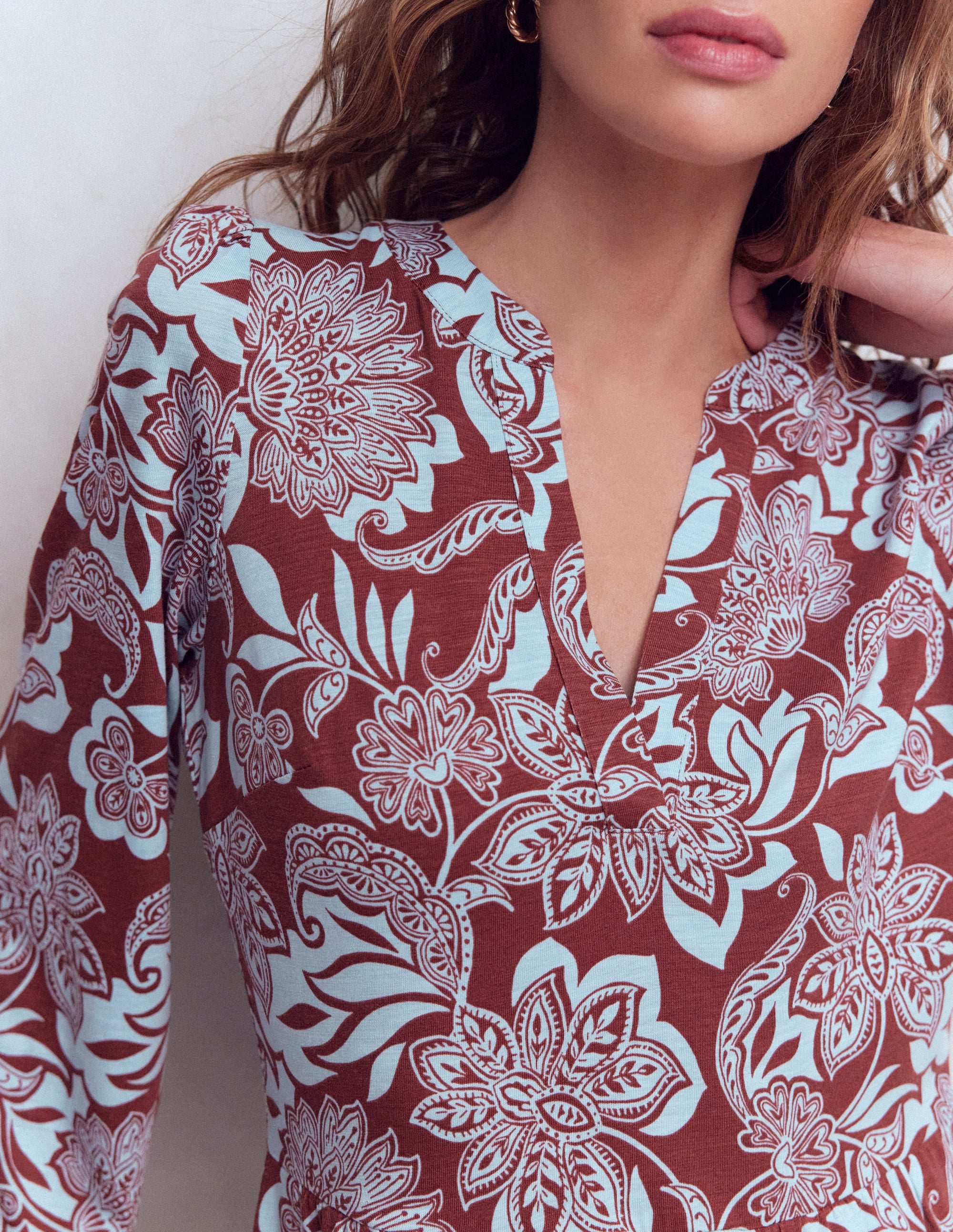 Cathy Jerseykleid mit gekerbtem Ausschnitt-Rostbraun, Elegante Blüten - Image 2