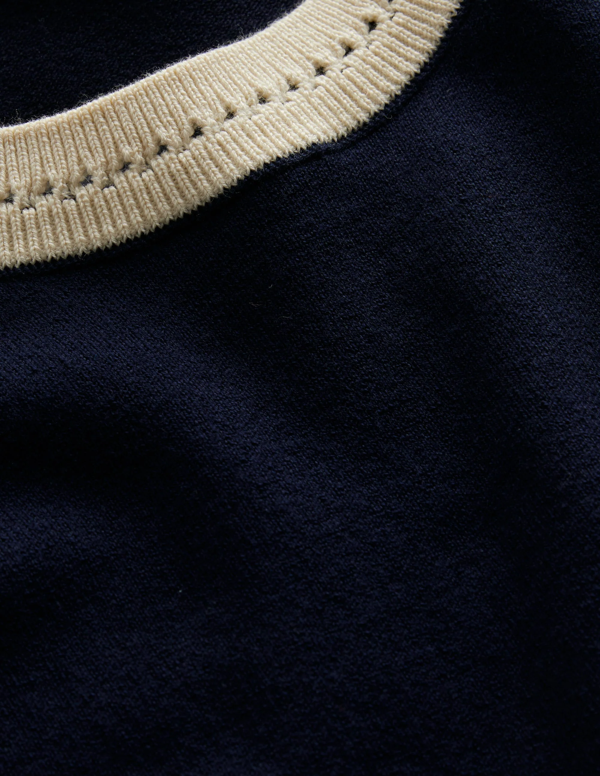 Catriona Baumwoll-T-Shirt mit Rundhalsausschnitt-Marineblau/Warmes Naturweiß - Image 6