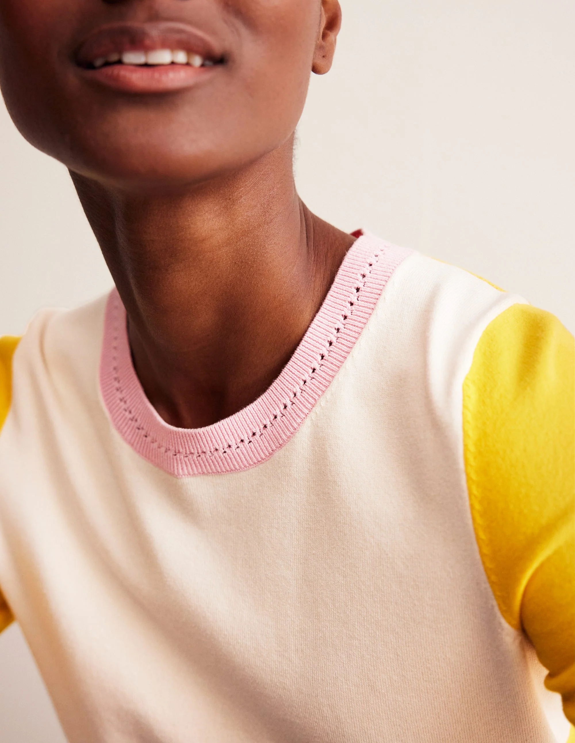 Catriona Baumwoll-T-Shirt mit Rundhalsausschnitt-Warmes Naturweiß / Mimosengelb - Image 2
