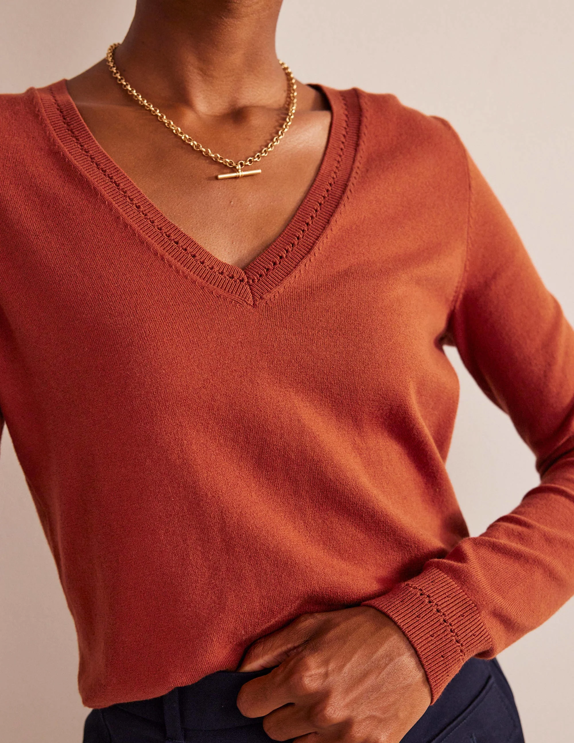 Catriona Pullover aus Baumwolle mit V-Ausschnitt-Kastanienbraun - Image 2