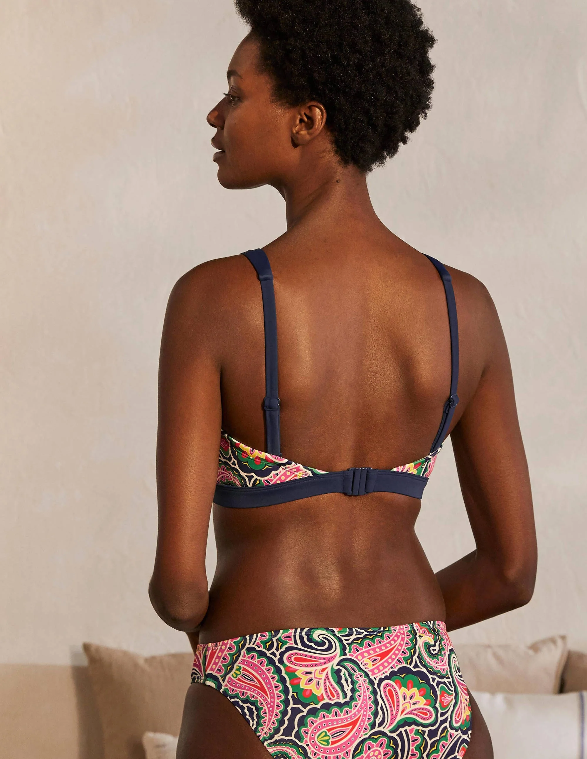 Corsica Bikinioberteil mit V-Ausschnitt-Französisches Navy, Sommerliches Paisleymuster - Image 2