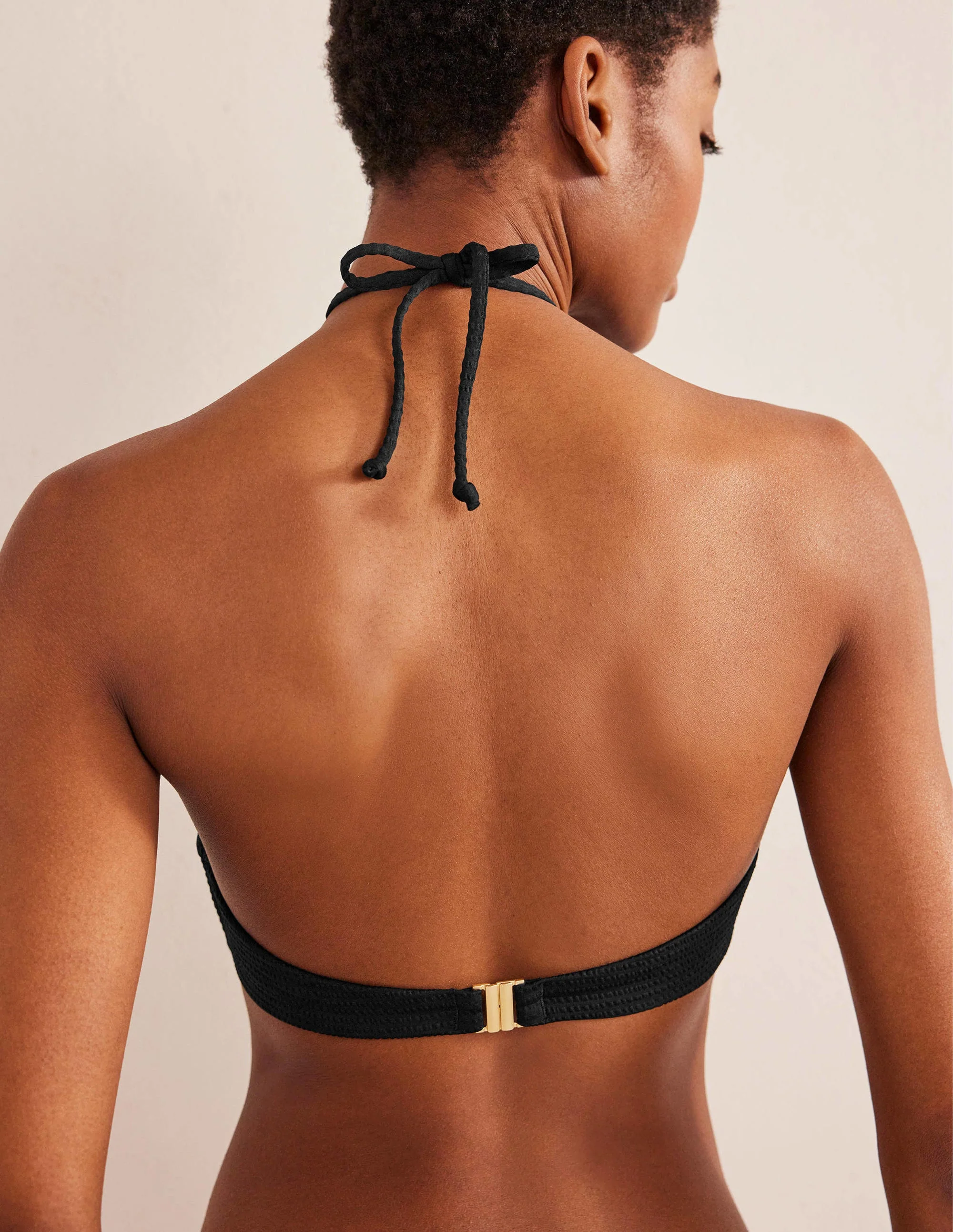 Cut-out-Bikini mit Raffungen und Bändern-Schwarz, Seersucker-Struktur - Image 3