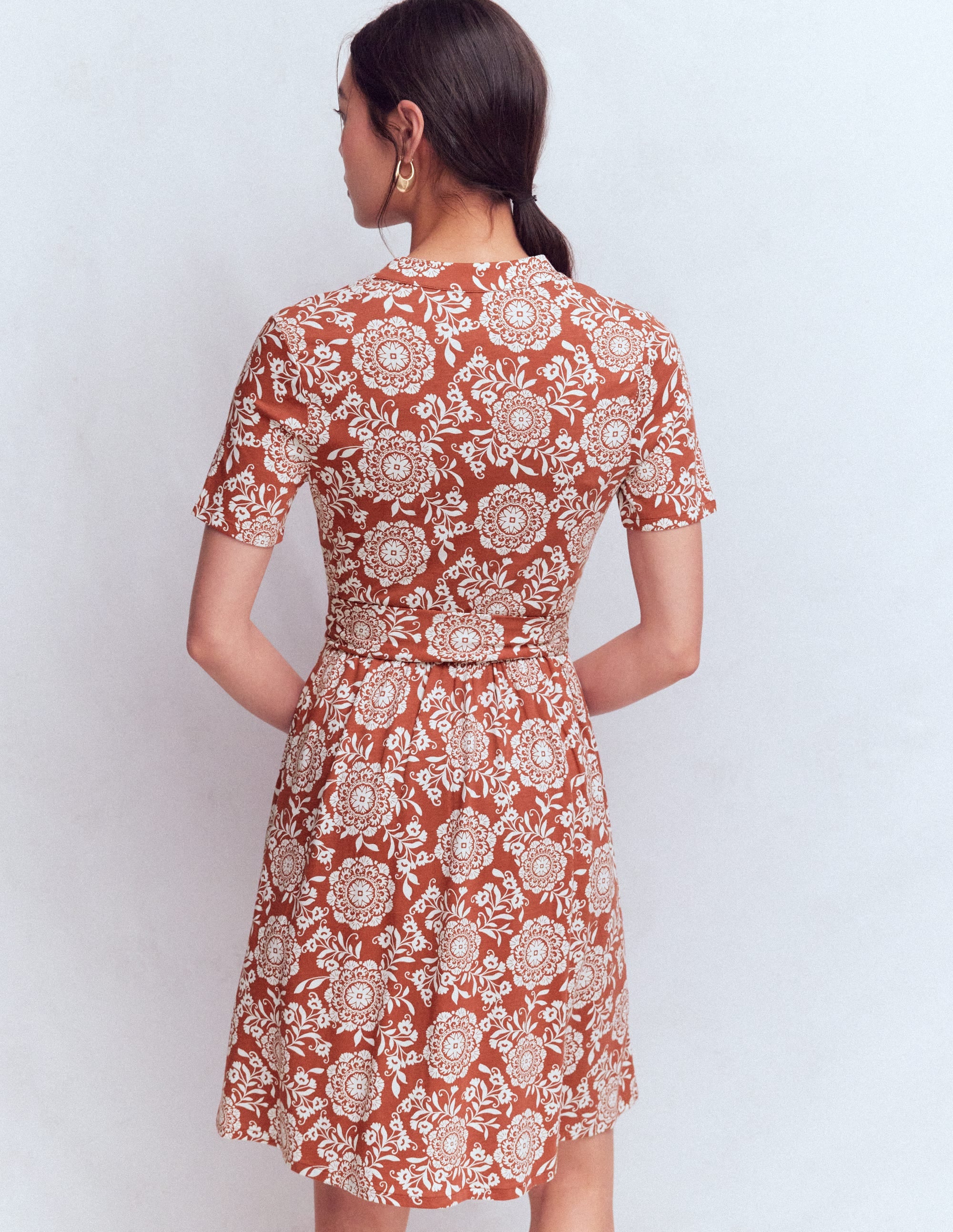 Daisy Ausgestelltes Jerseykleid-Braun, Dekorative Blüten - Image 3
