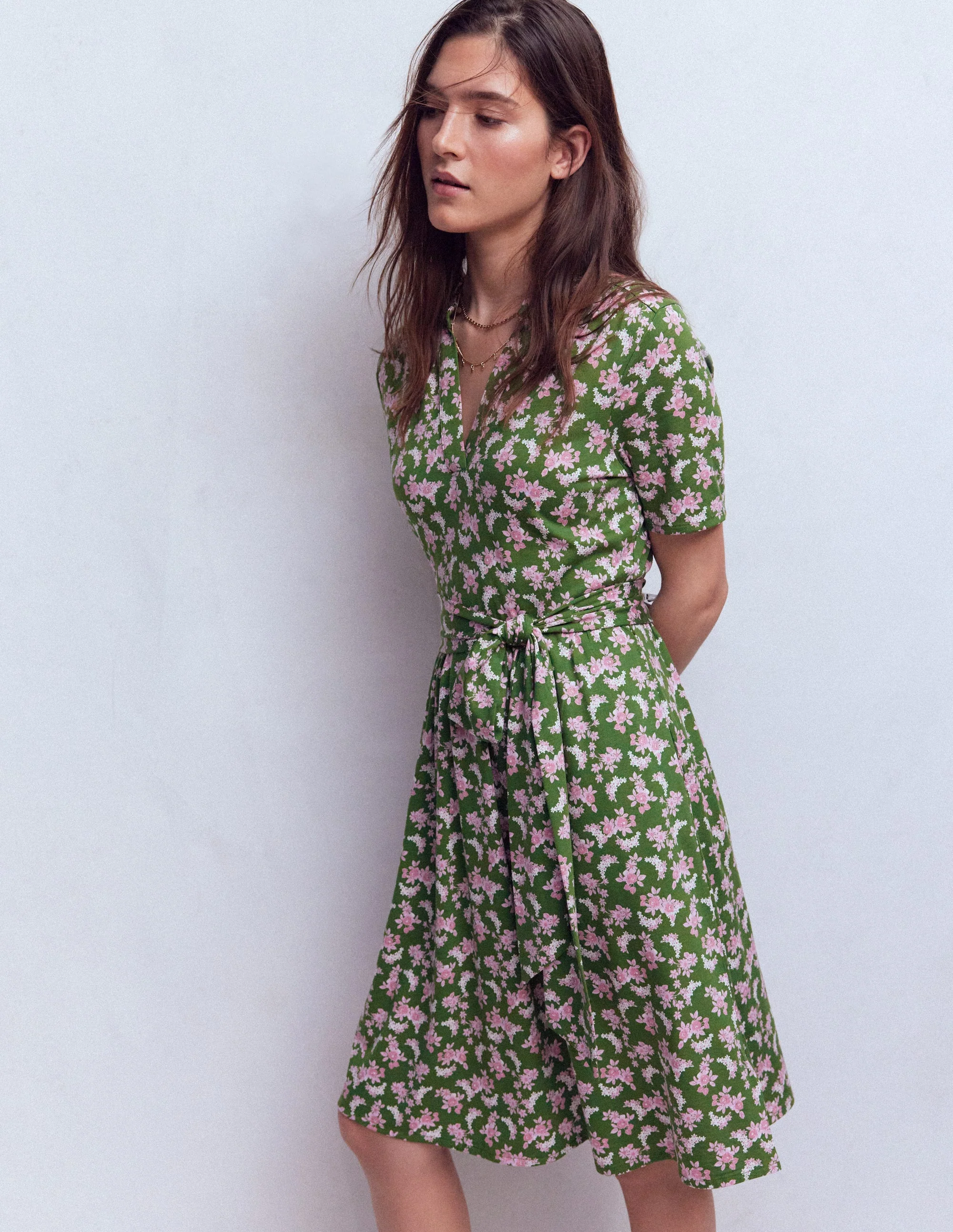 Daisy Ausgestelltes Jerseykleid-Promenadengrün, Zarte Blüten - Image 5