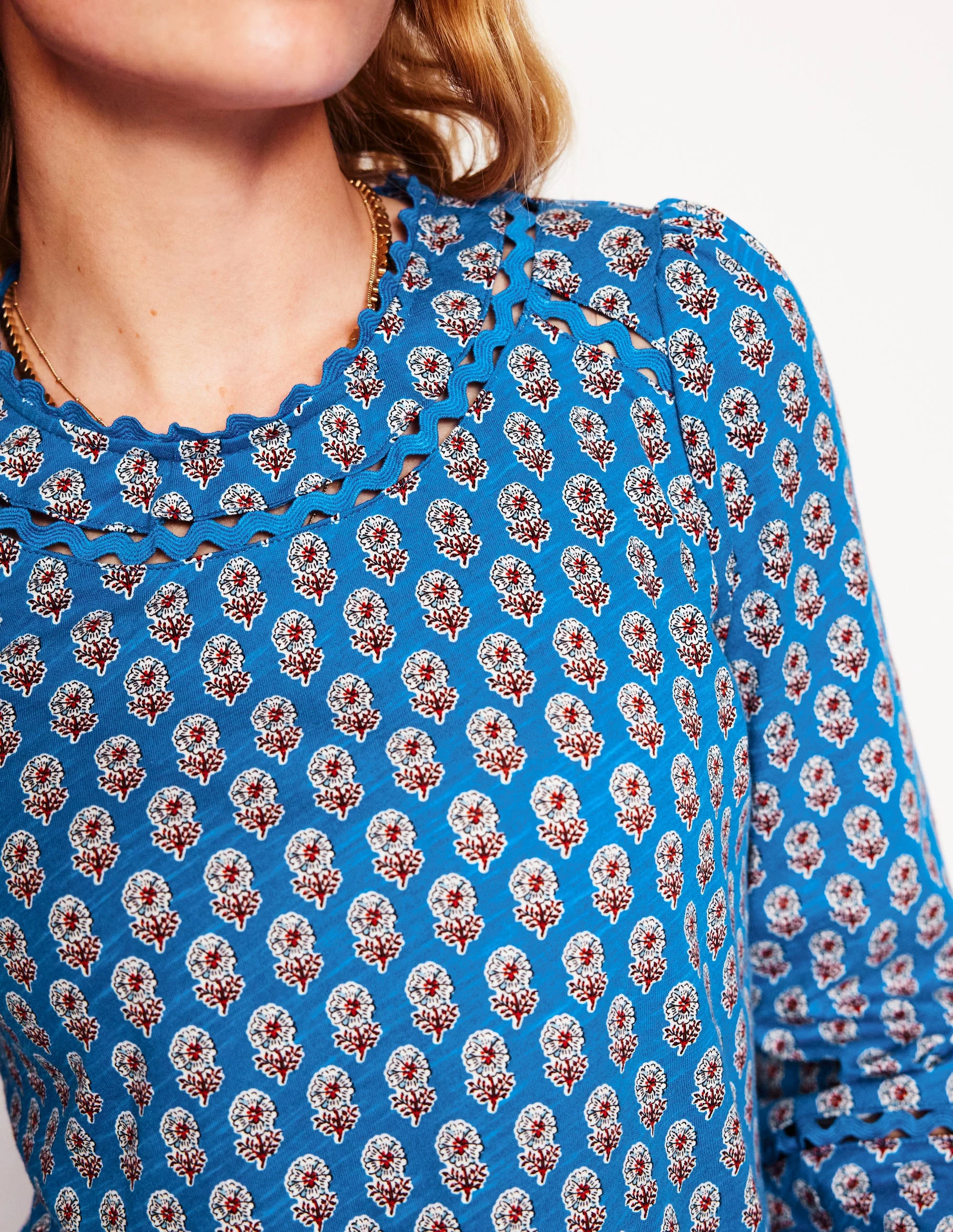 Daisy Langärmeliges Oberteil-Galerieblau, Kamelienstempel - Image 2