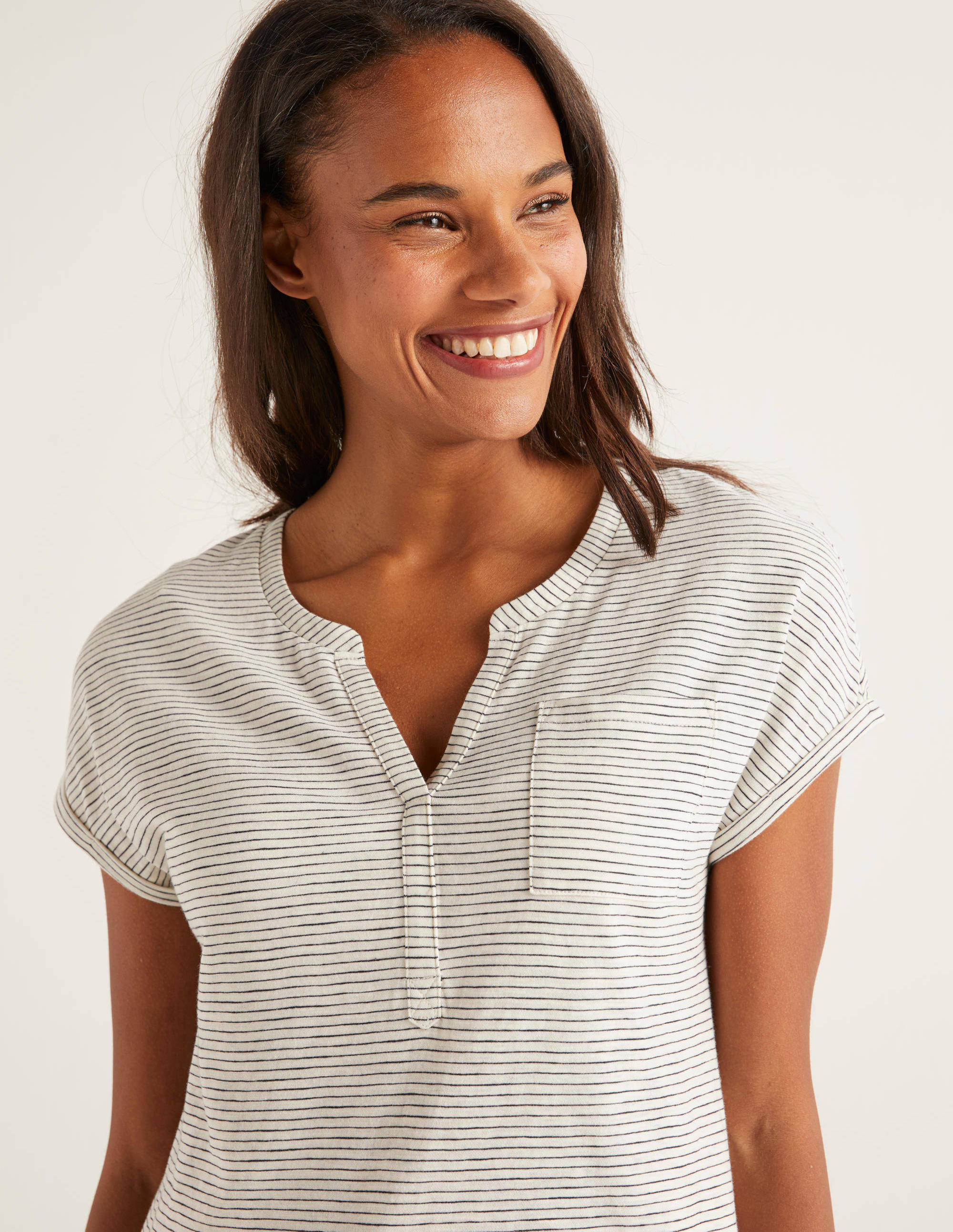 Das Baumwoll-T-Shirt mit umgekrempelten Bündchen-Naturweiß/Navy - Image 2