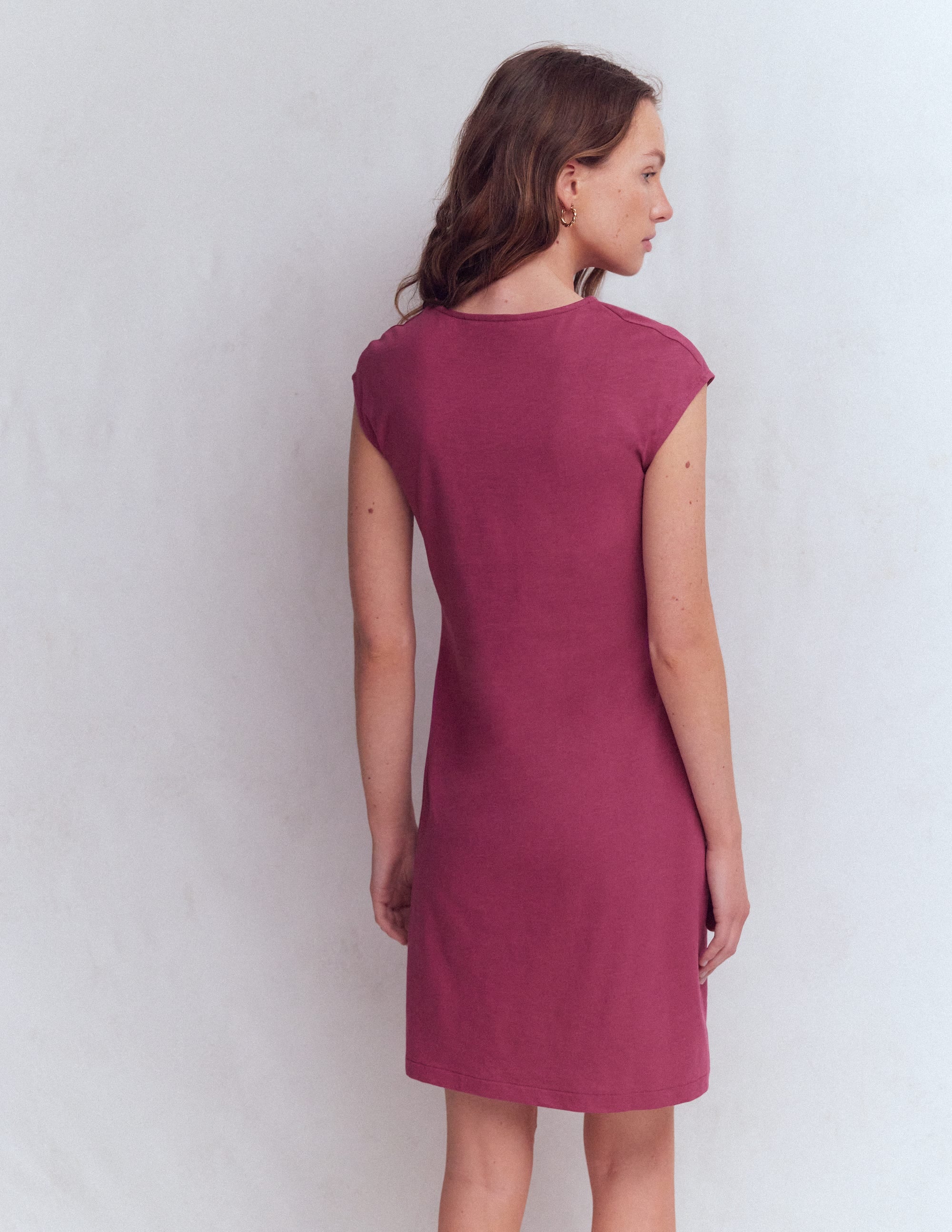 Delilah Kurzes Kleid mit Twistdetail-Himbeer-Coulis - Image 3
