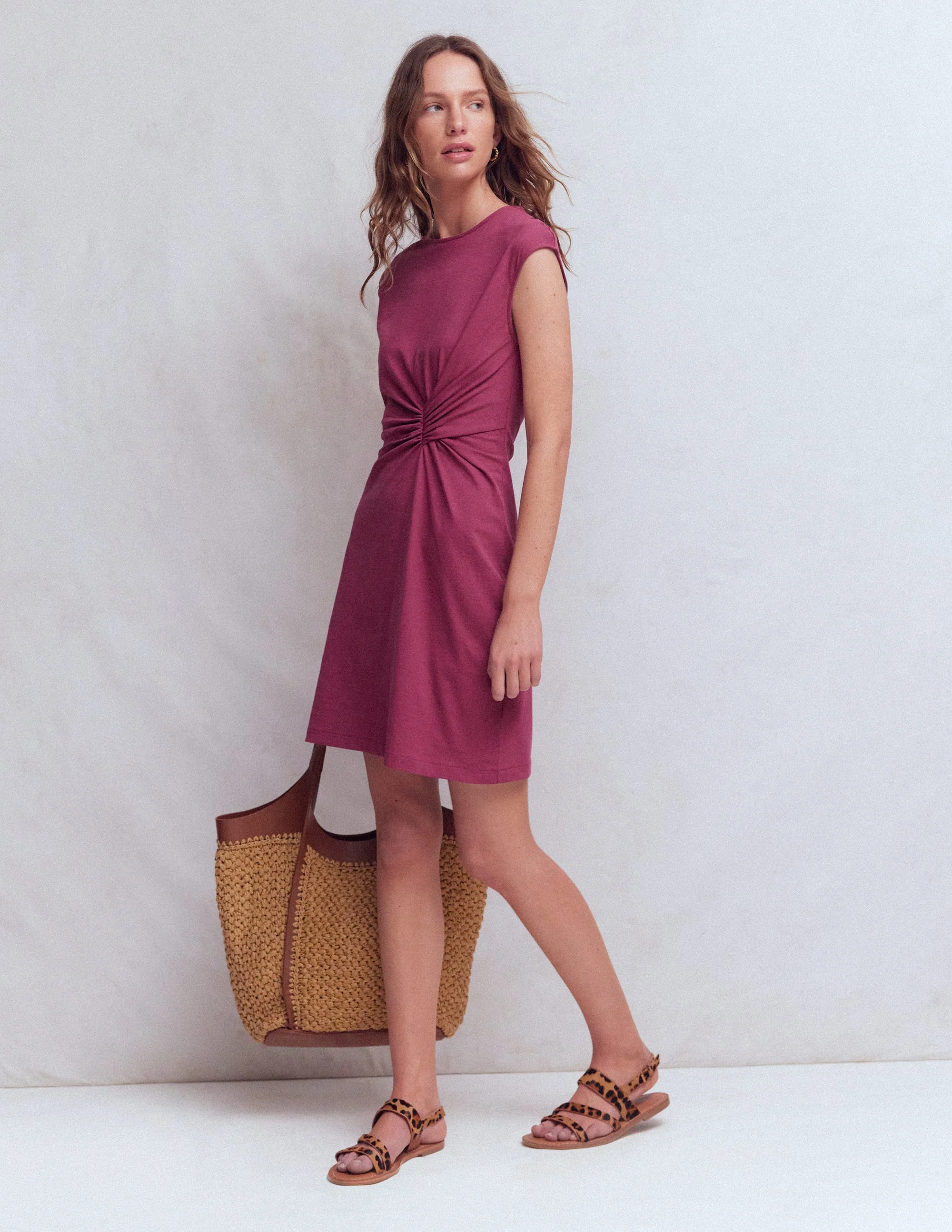 Delilah Kurzes Kleid mit Twistdetail-Himbeer-Coulis - Image 4