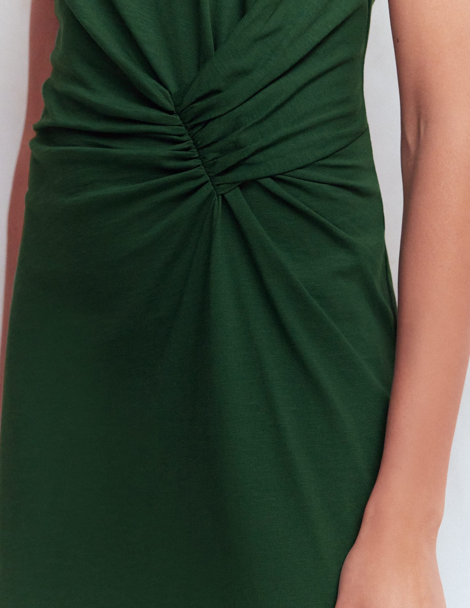 Delilah Kurzes Kleid mit Twistdetail-Jagdgrün - Image 2