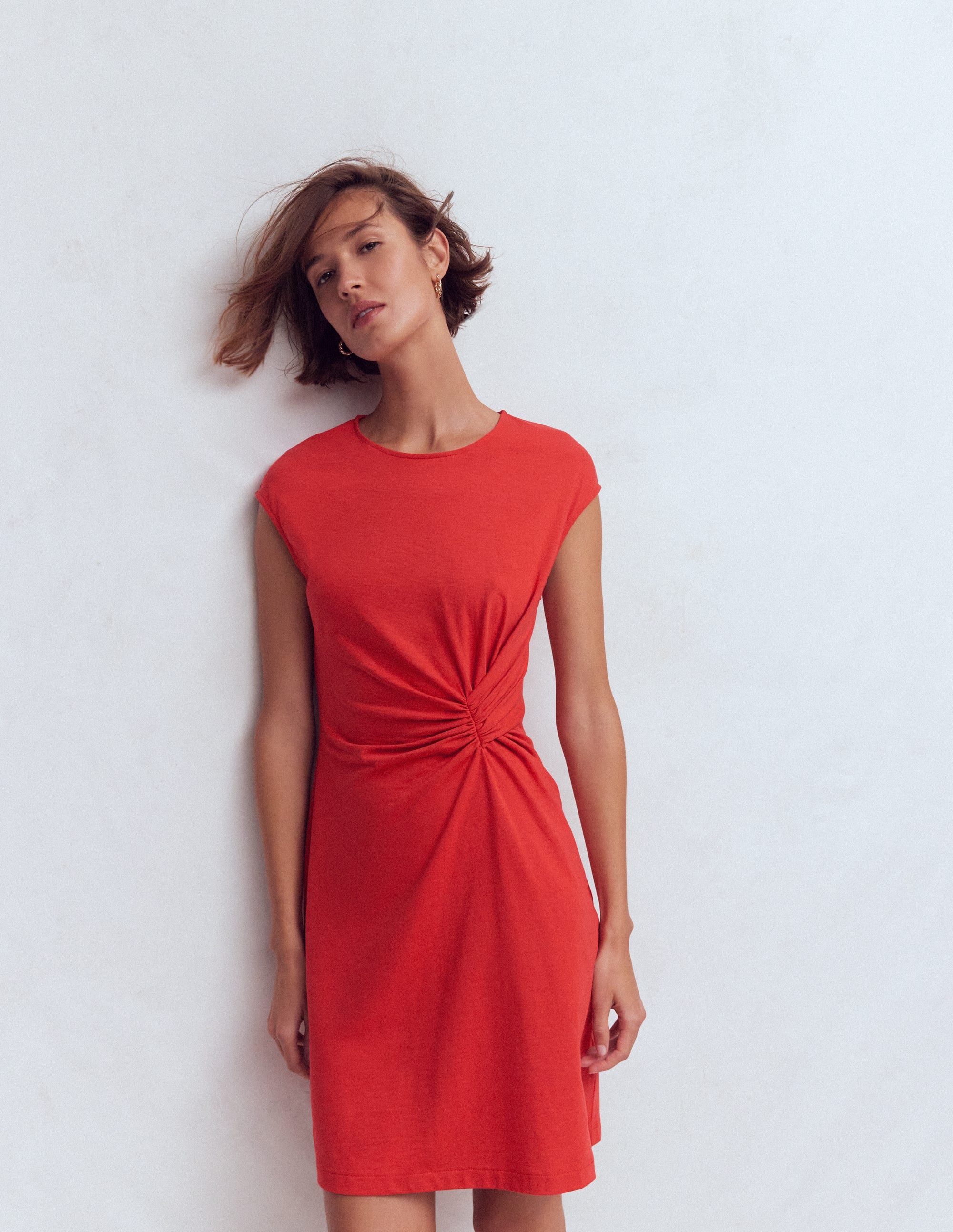 Delilah Kurzes Kleid mit Twistdetail-Korallenrot