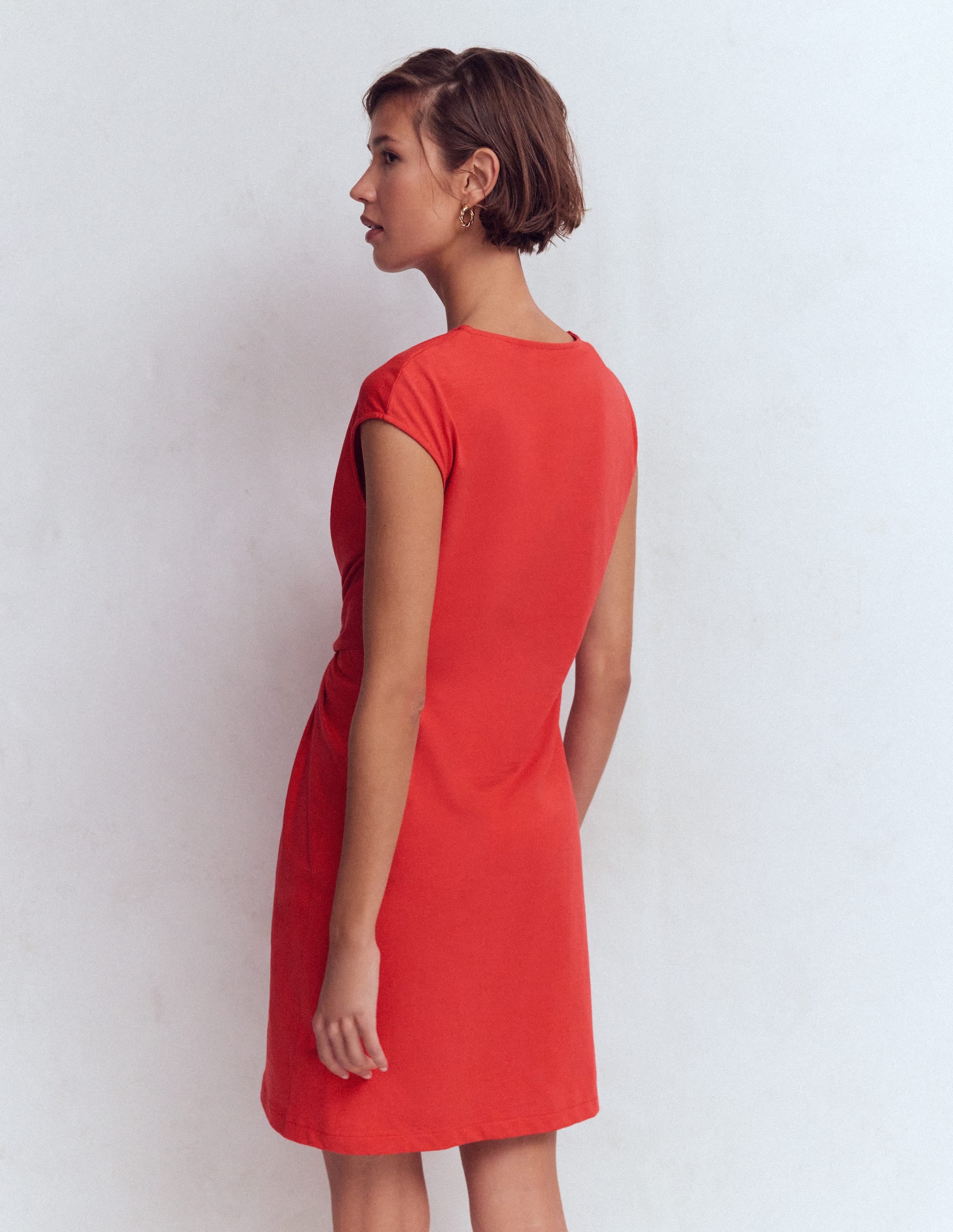 Delilah Kurzes Kleid mit Twistdetail-Korallenrot - Image 3