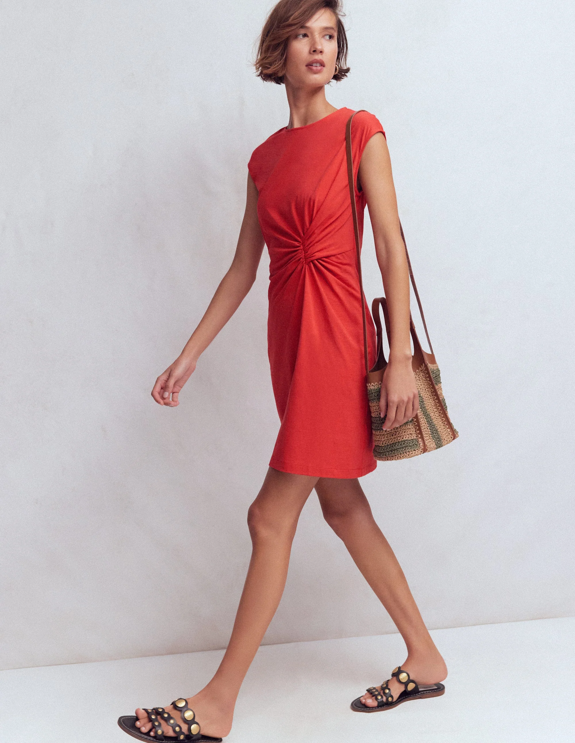 Delilah Kurzes Kleid mit Twistdetail-Korallenrot - Image 4