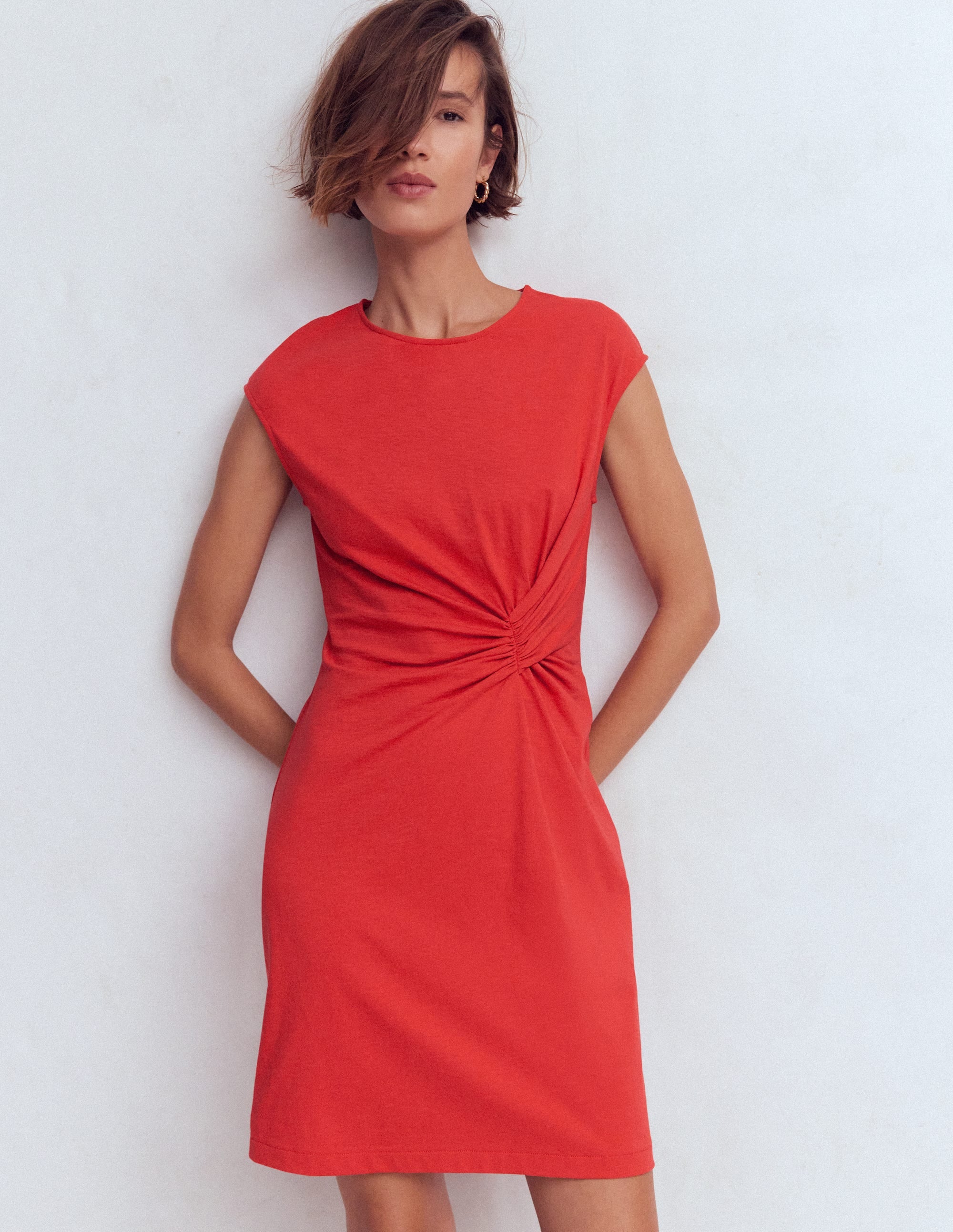 Delilah Kurzes Kleid mit Twistdetail-Korallenrot - Image 5