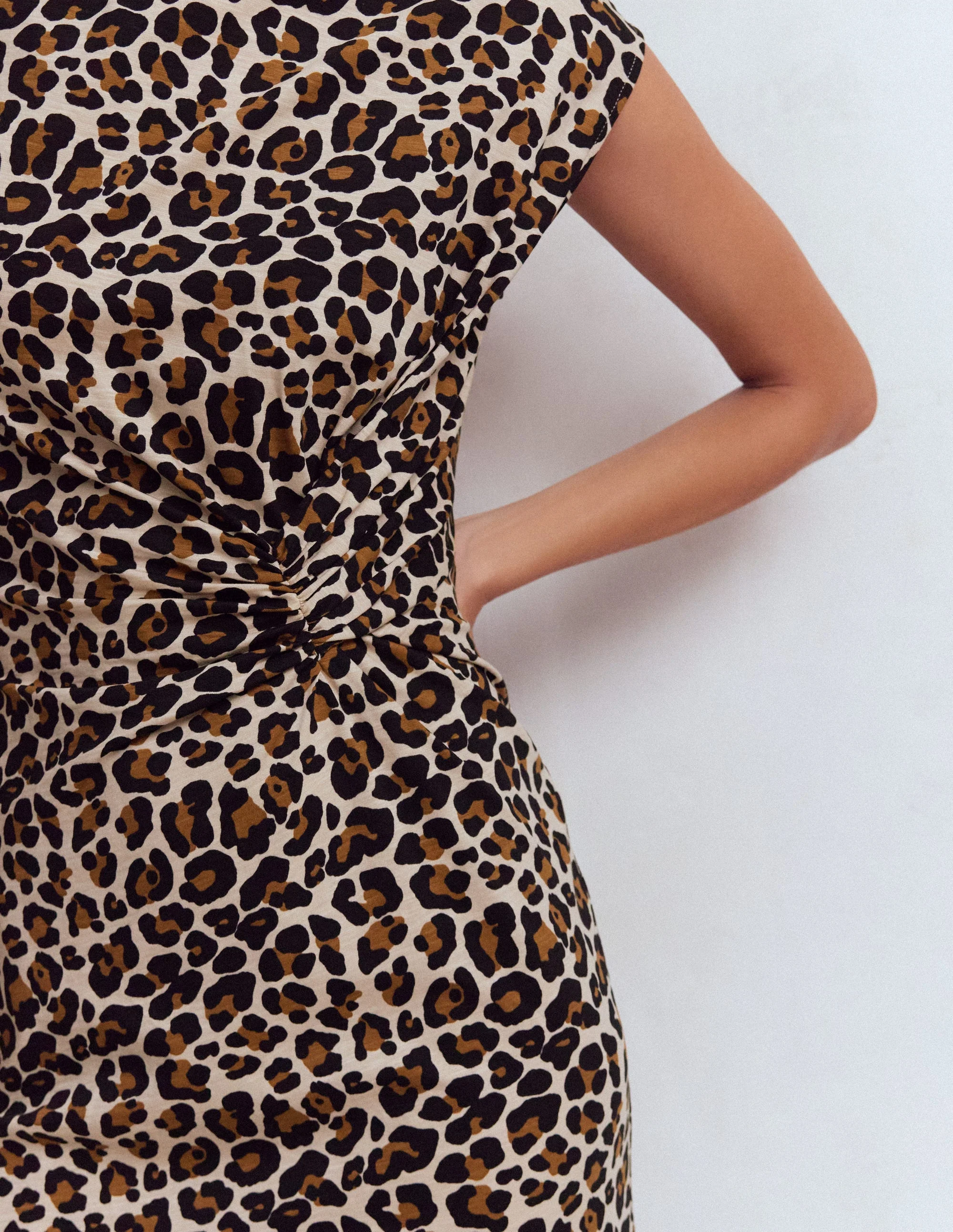 Delilah Midikleid mit Twistdetail-Mandelmilch, Gepard-Pop - Image 2