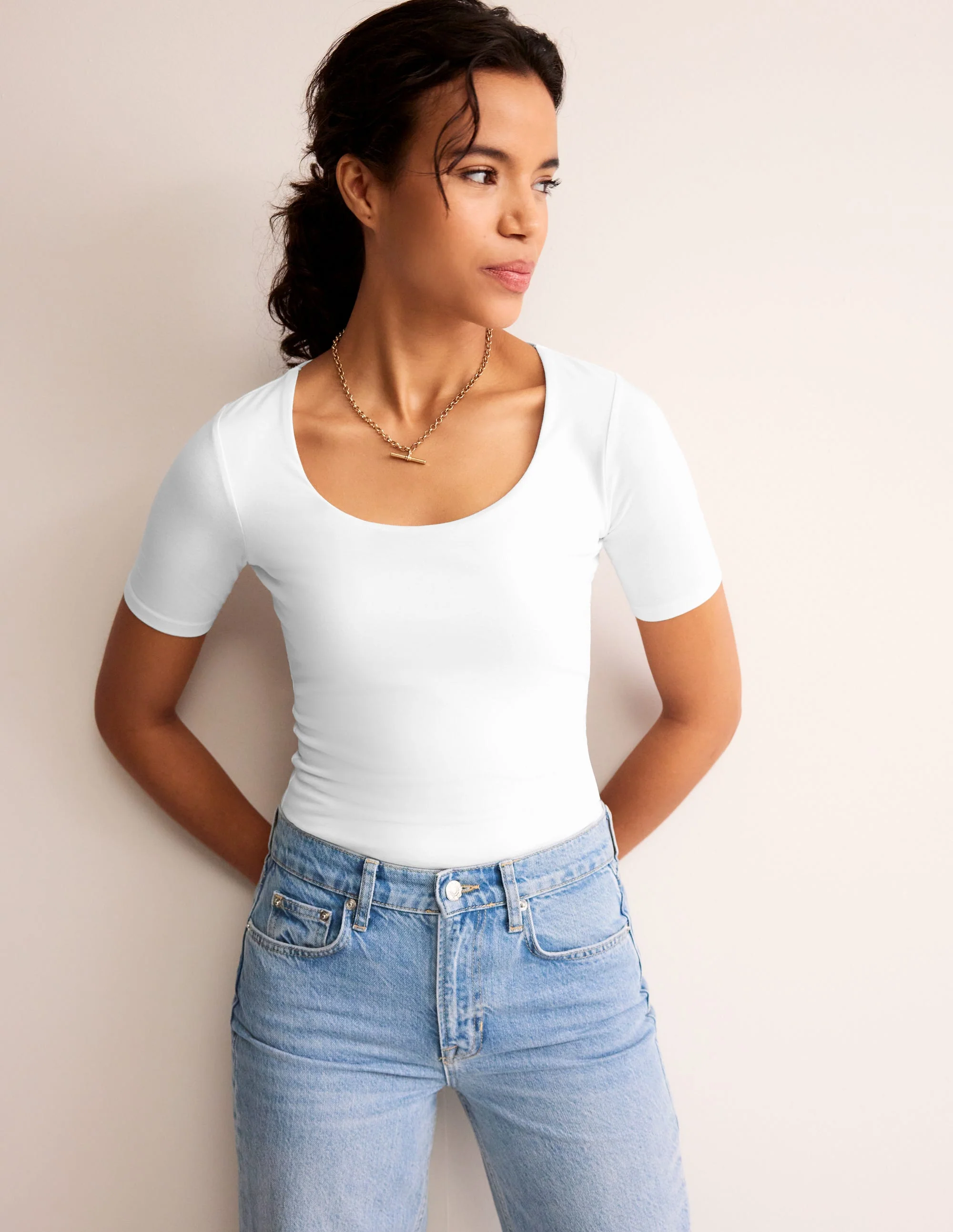Doppellagiges T-Shirt mit tiefem Rundhalsausschnitt-Weiß
