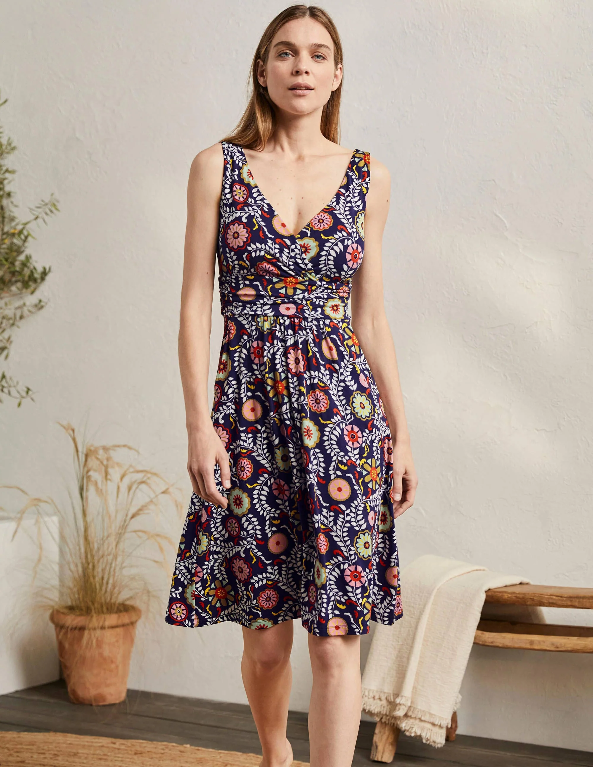 Effie Jerseykleid mit V-Ausschnitt-Französisches Navy, Üppiger Garten - Image 4