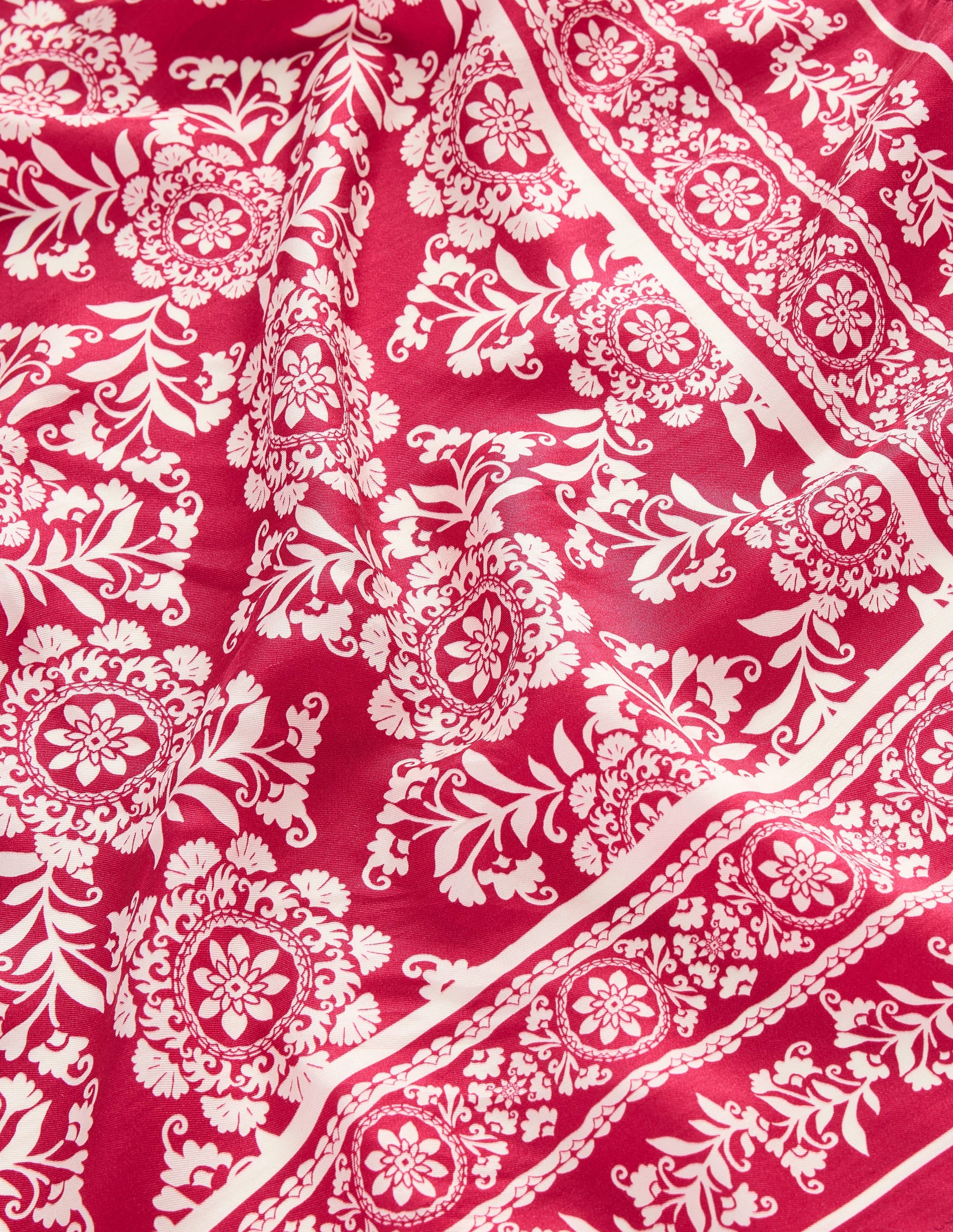 Elisabeth Quadratischer Seidenschal-Rot Dekorative Blüten - Image 4