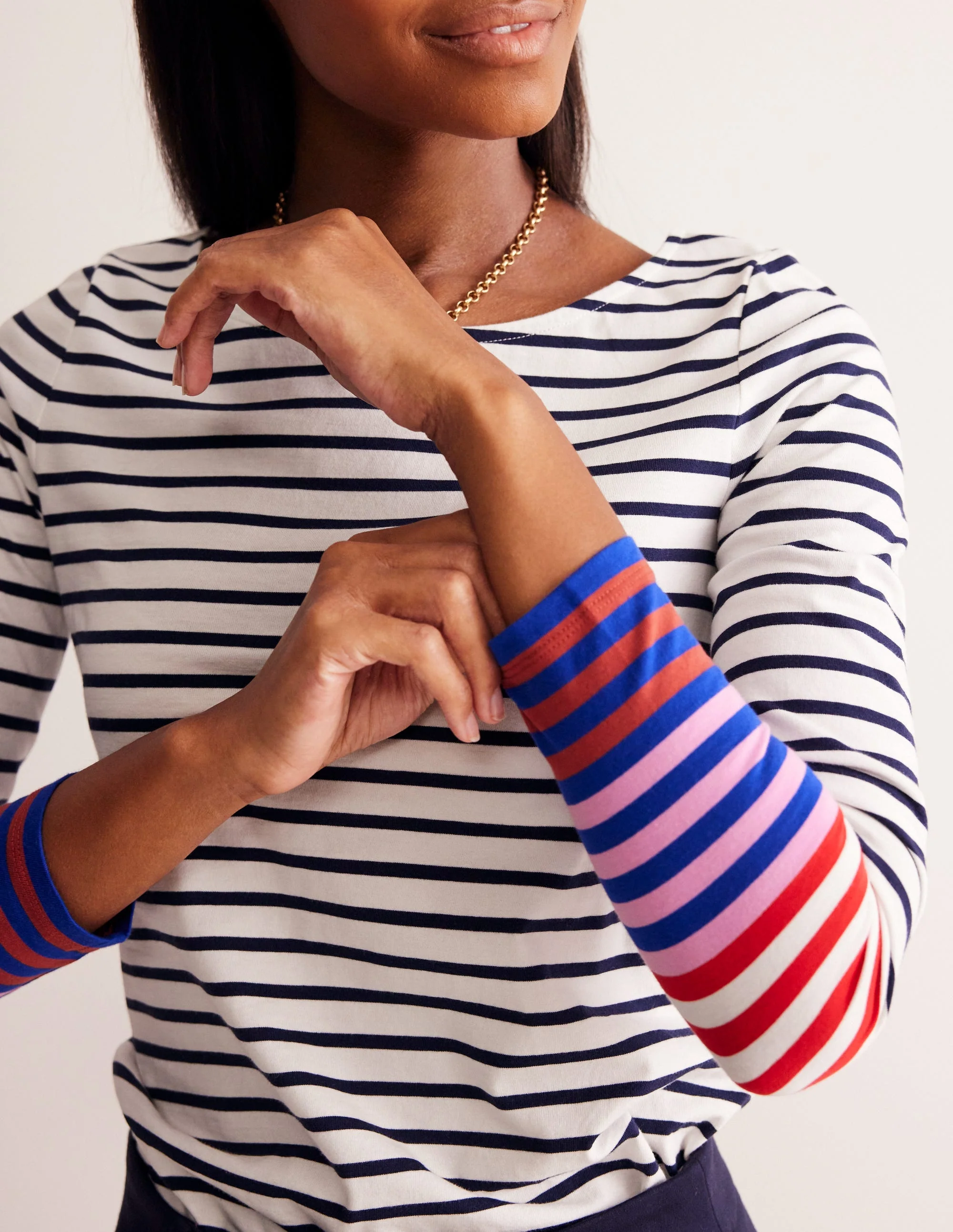 Ella Breton-Shirt mit langen Ärmeln-Naturweiß, Französisches Marineblau Bunte Manschetten - Image 2
