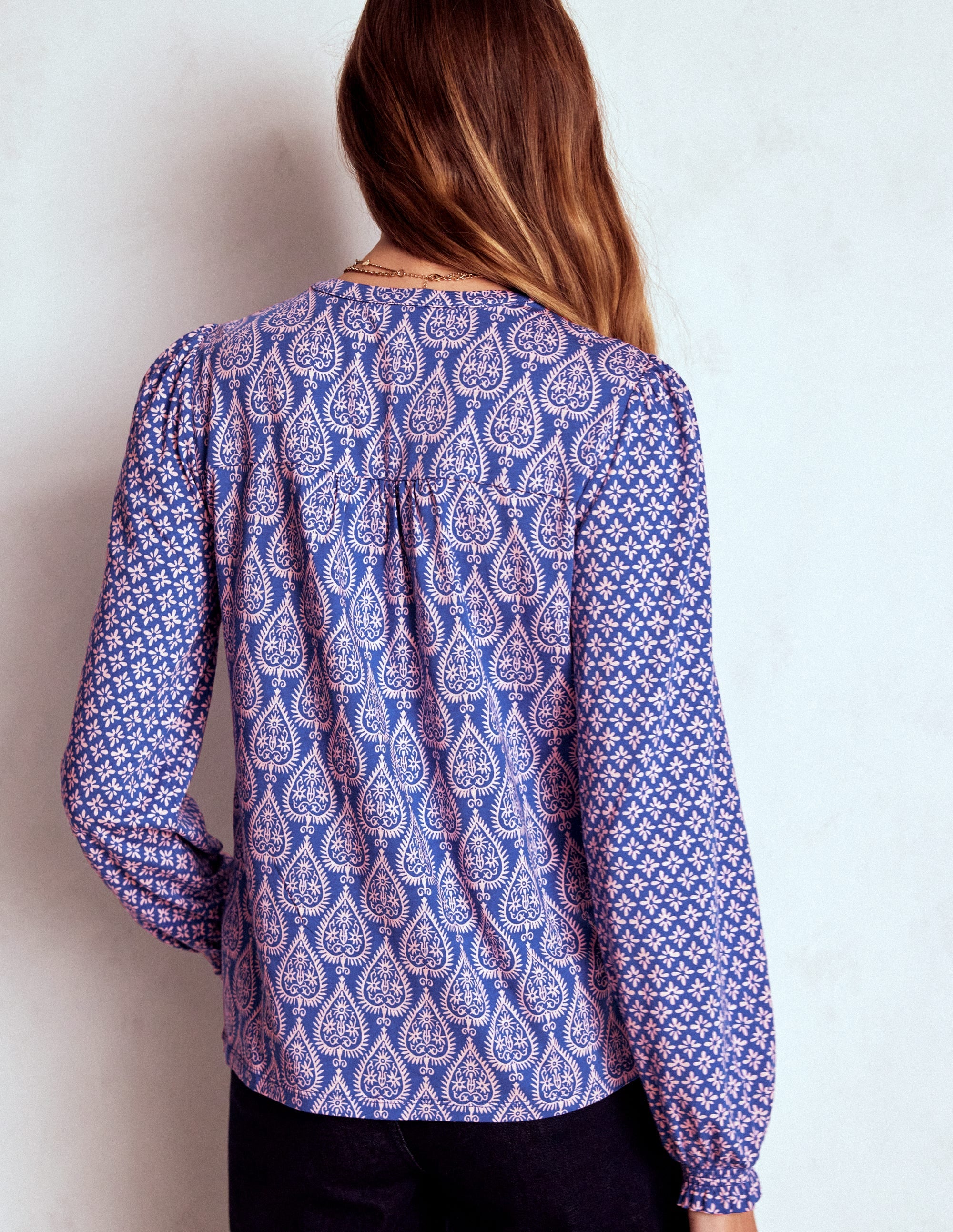 Elsa Jerseyhemd mit gesmokter Passe-Leuchtendes Blau, Geometrische Ornamente - Image 3