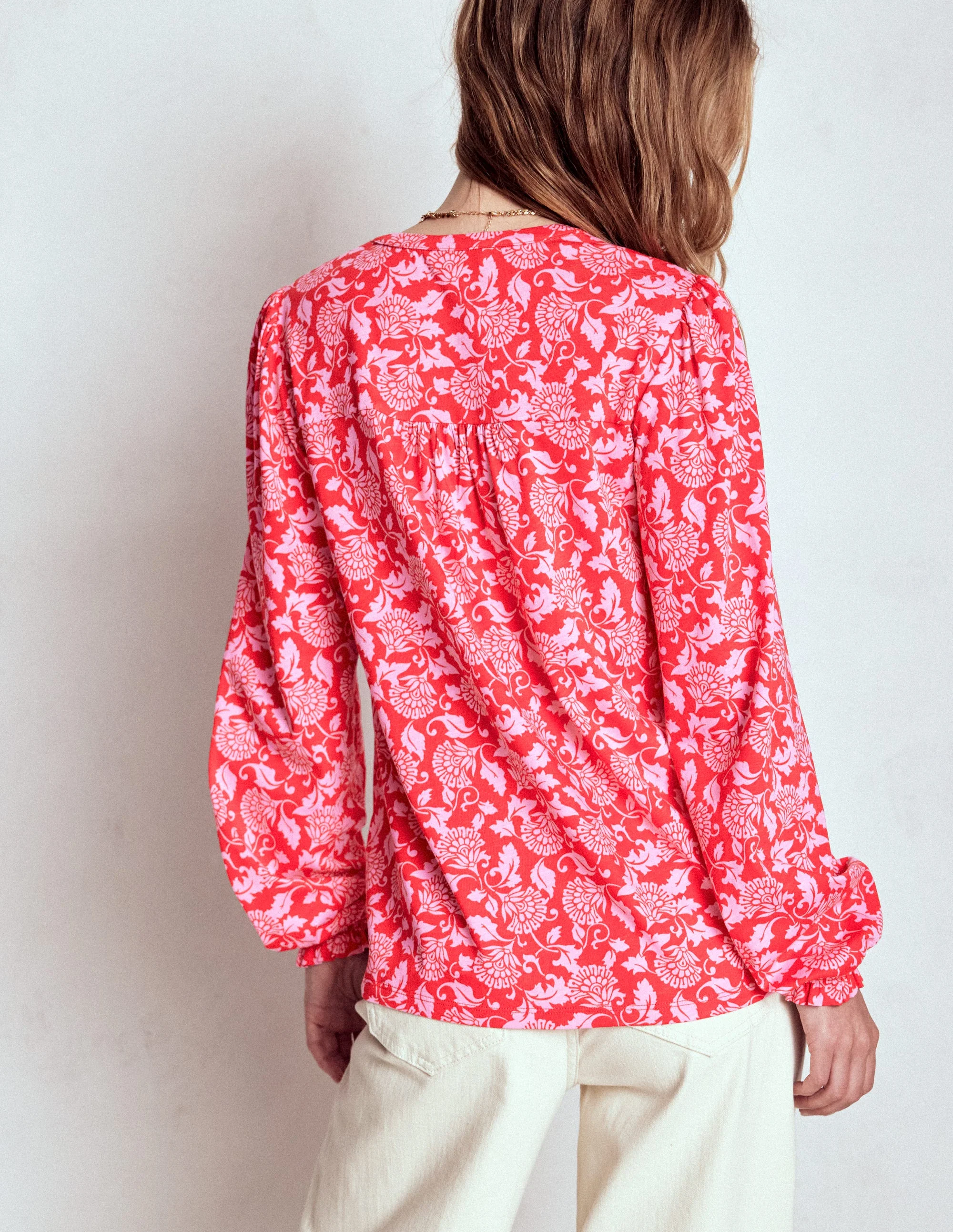 Elsa Jerseyhemd mit gesmokter Passe-Mohnblumenrot, Rebenornament - Image 3