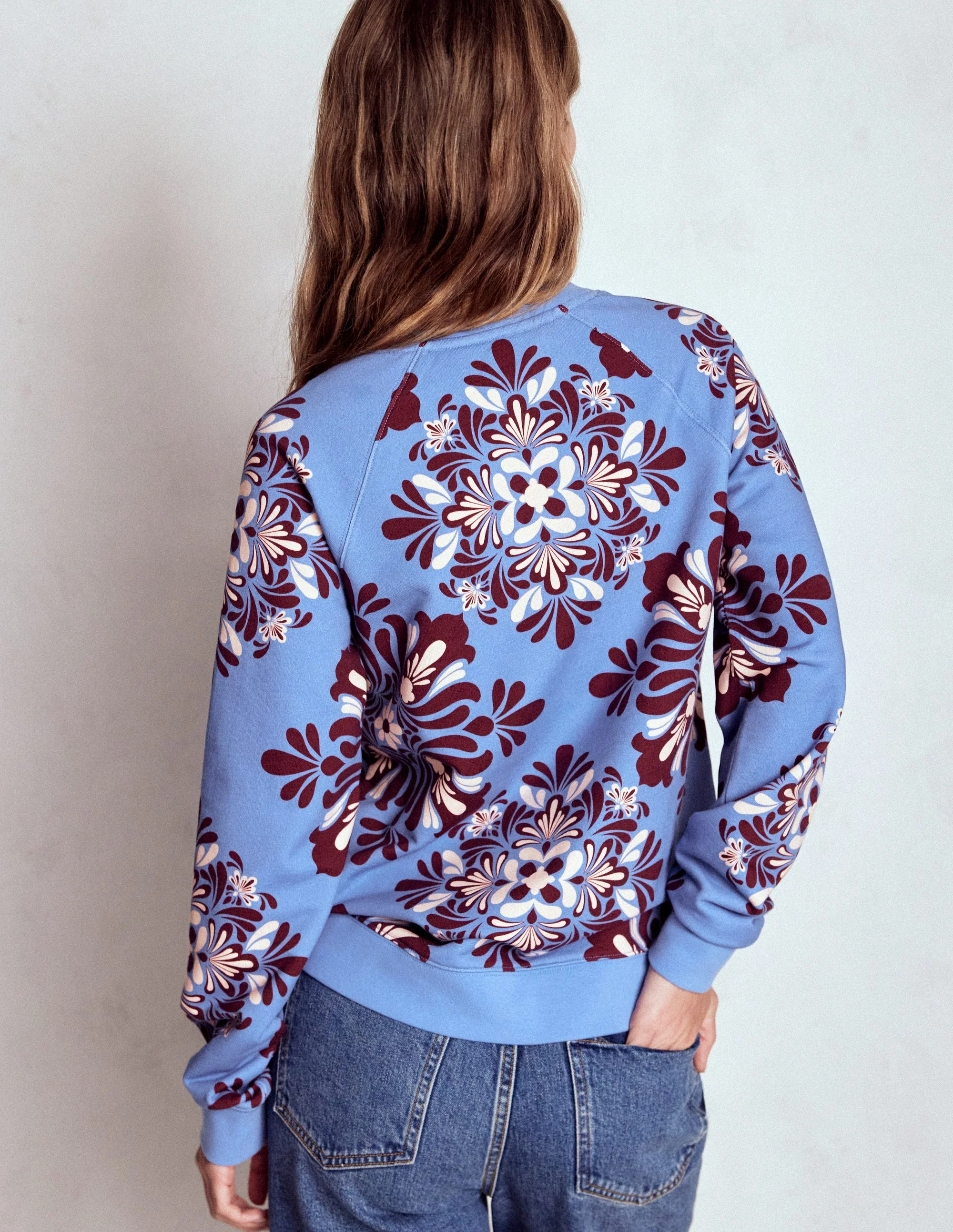 Emi Bedrucktes Sweatshirt-Sanftes Blau, Blütenmosaik - Image 3