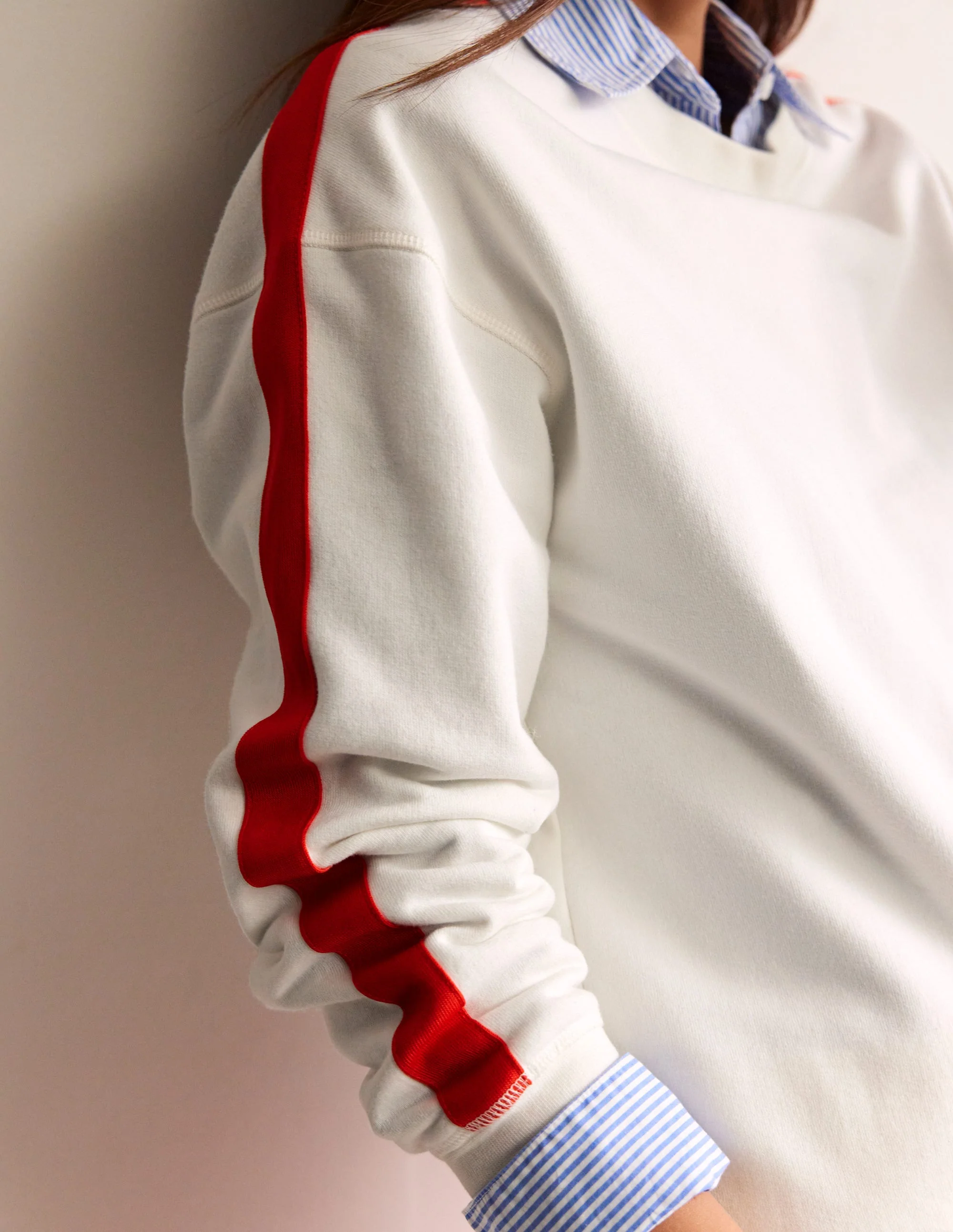 Emi Sweatshirt mit lockerer Passform-Naturweiß Rot Streifen - Image 2