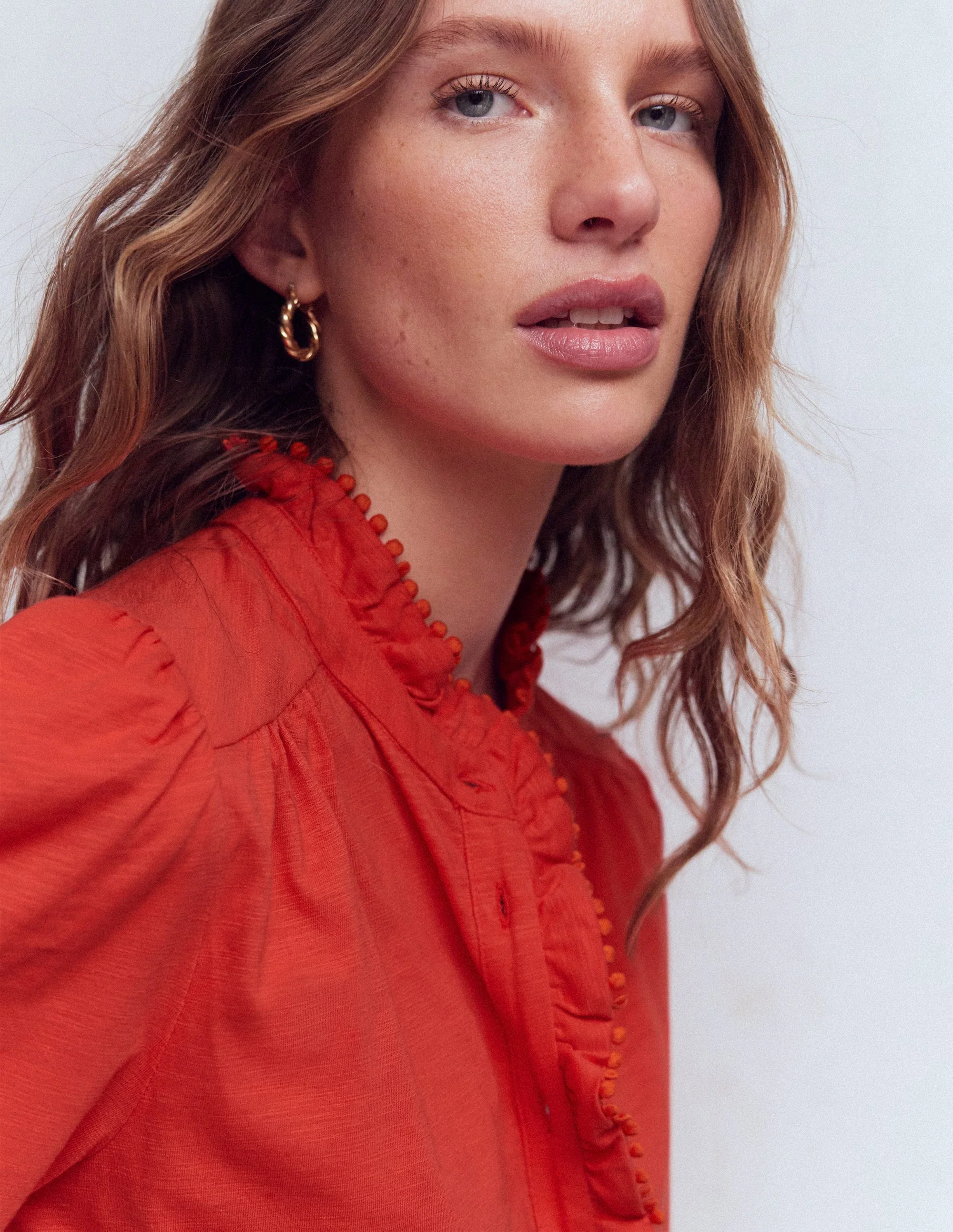 Emily Rüschenhemd mit Bommelbesatz-Blutorange - Image 2