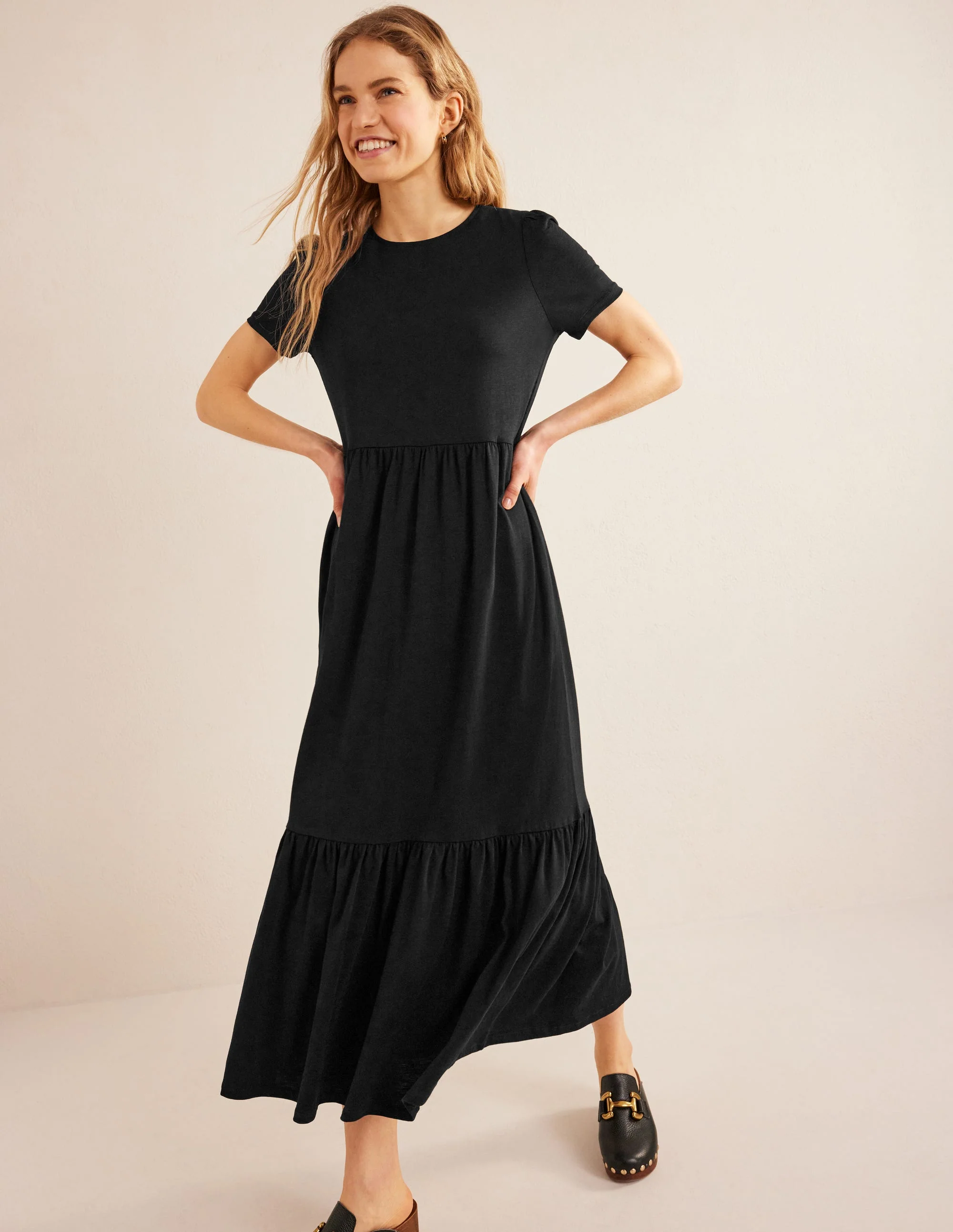 Emma Gestuftes Jersey-Midikleid-Schwarz