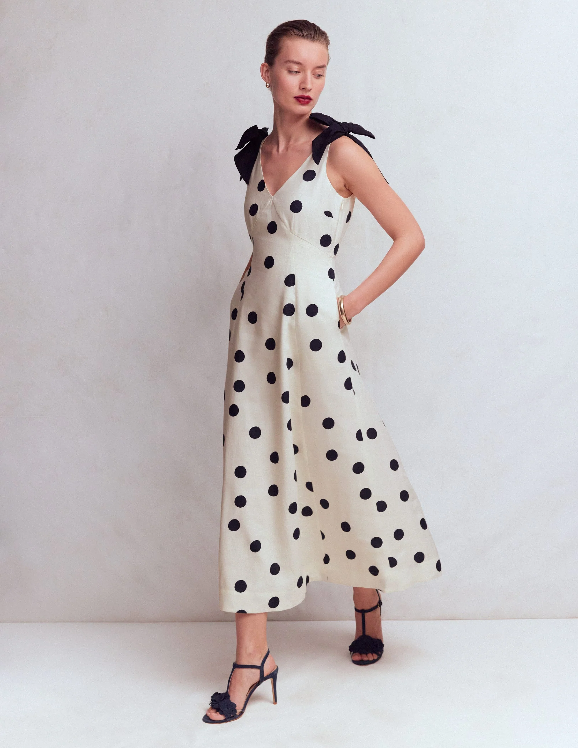 Empire-Leinenkleid mit Schleifen-Naturweiß Gemalte Tupfen