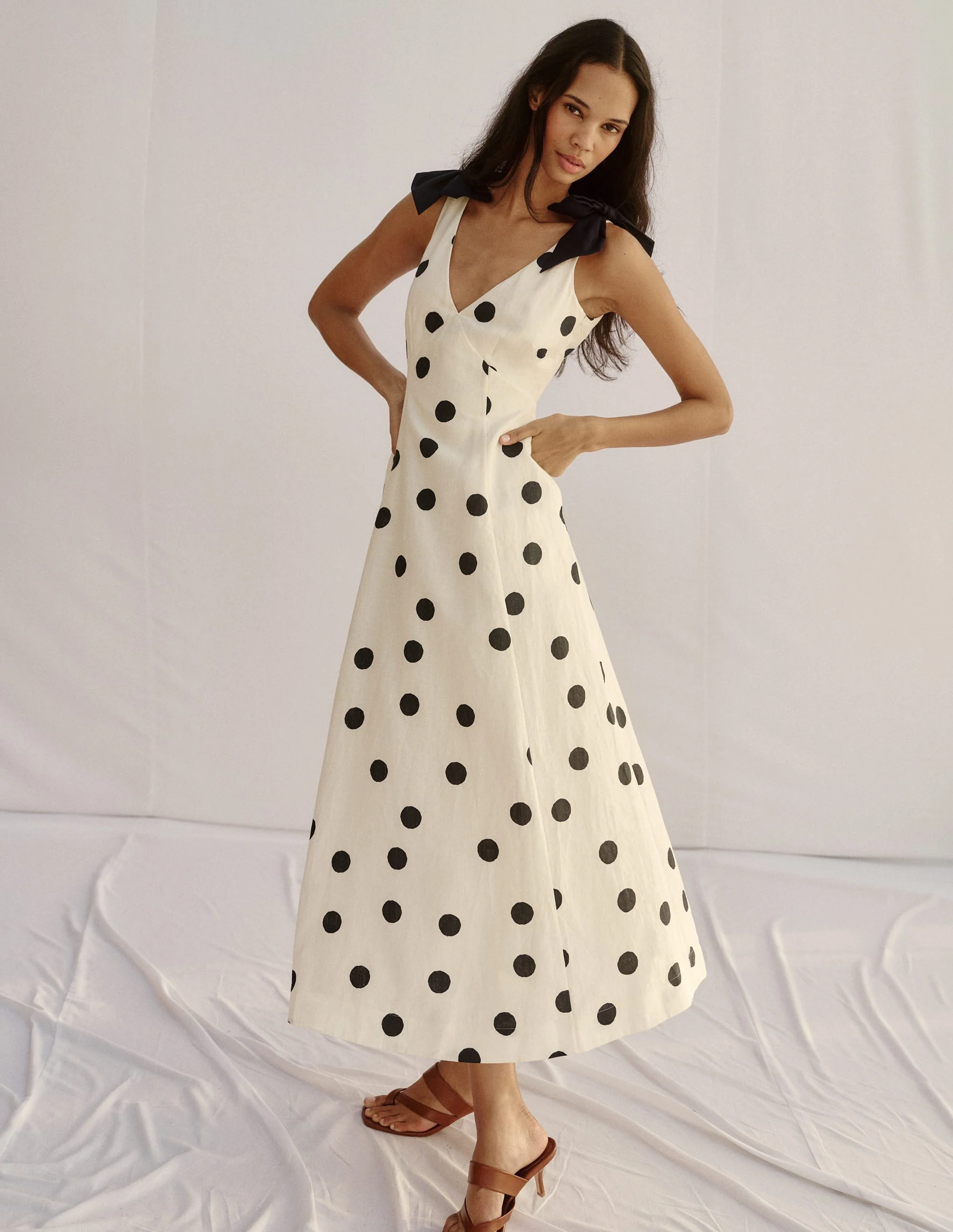 Empire-Leinenkleid mit Schleifen-Naturweiß Gemalte Tupfen - Image 6