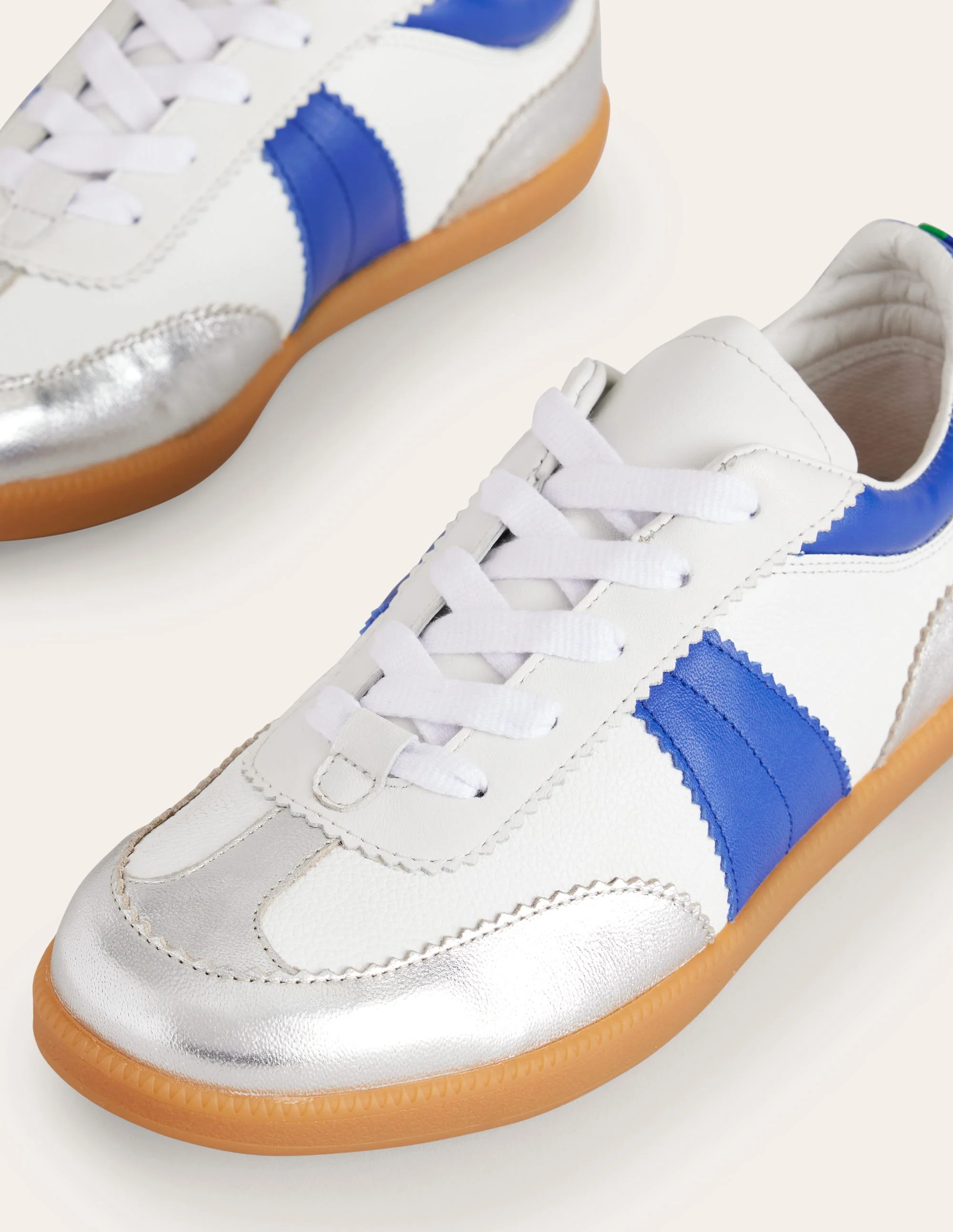 Erin Retro-Tennisschuhe-Weiß, leuchtendes Blau und Silber - Image 4