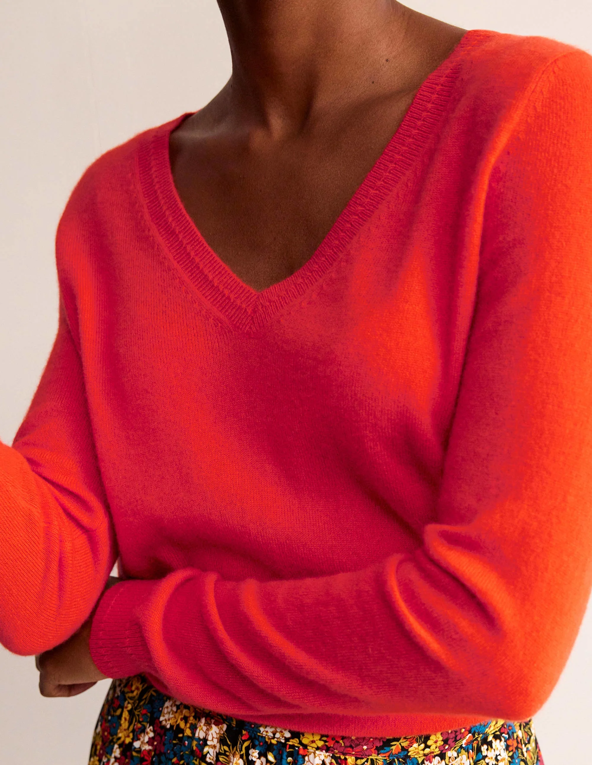 Eva Kaschmirpullover mit V-Ausschnitt-Fiesta-Orange - Image 2