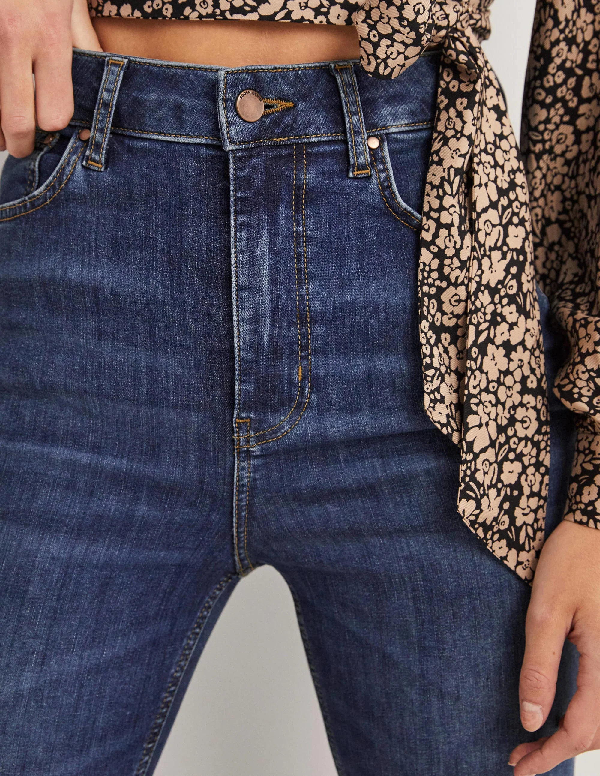 Fitted High Rise Flare Jeans-Mittleres Vintageblau - Image 2