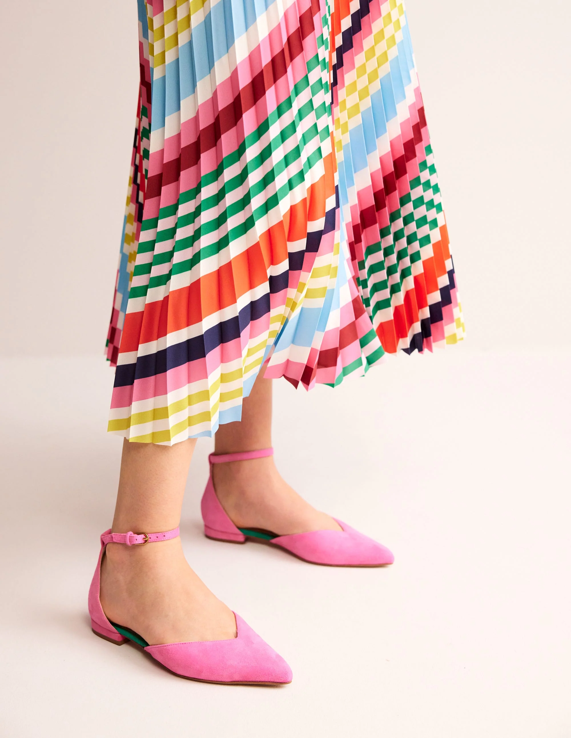 Flache Ballerina-Pumps mit Knöchelriemen-Festivalrosa Wildleder