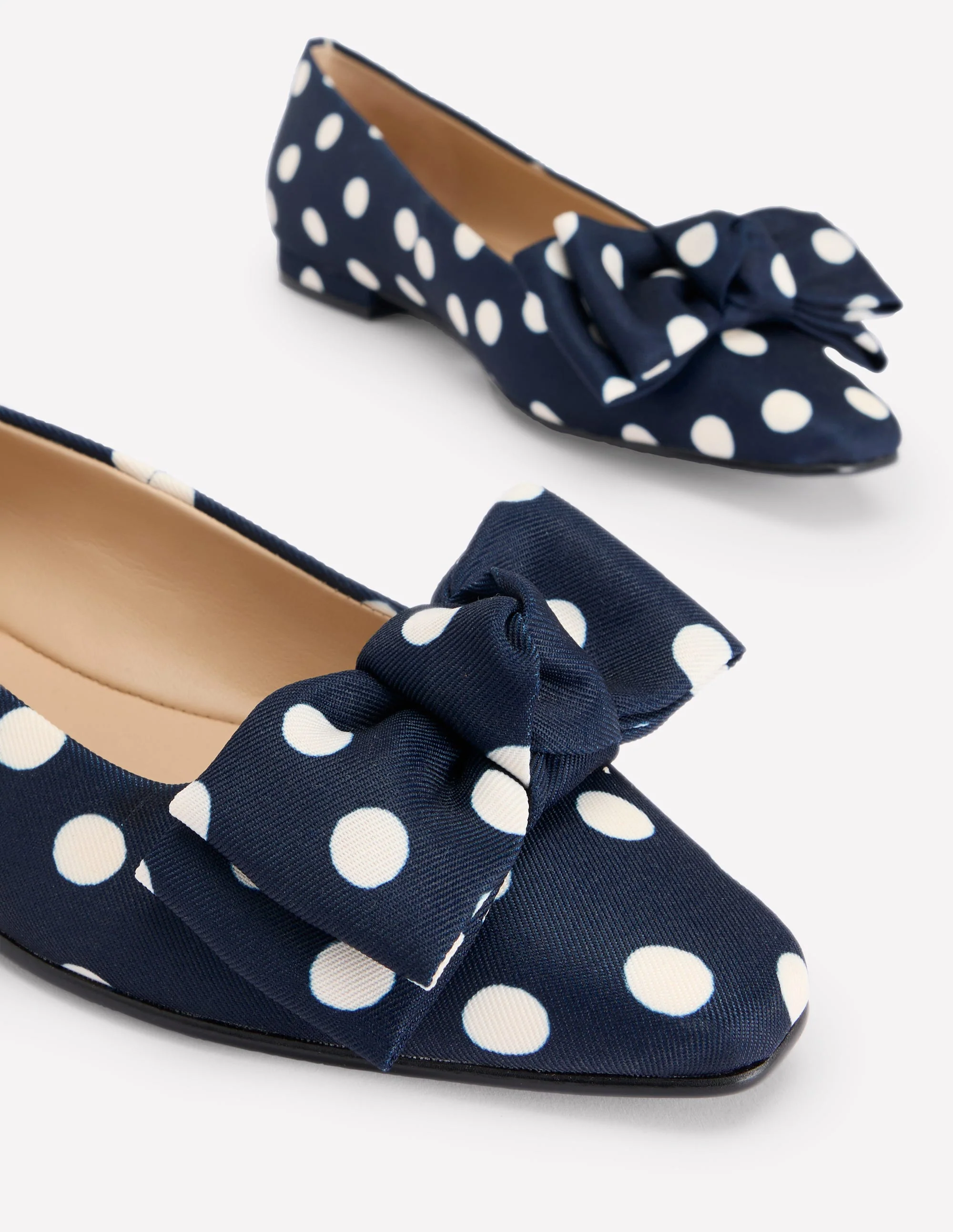 Flache Ballerinas mit geformter Spitze-Französisches Marineblau, Abstrakte Punkte - Image 4