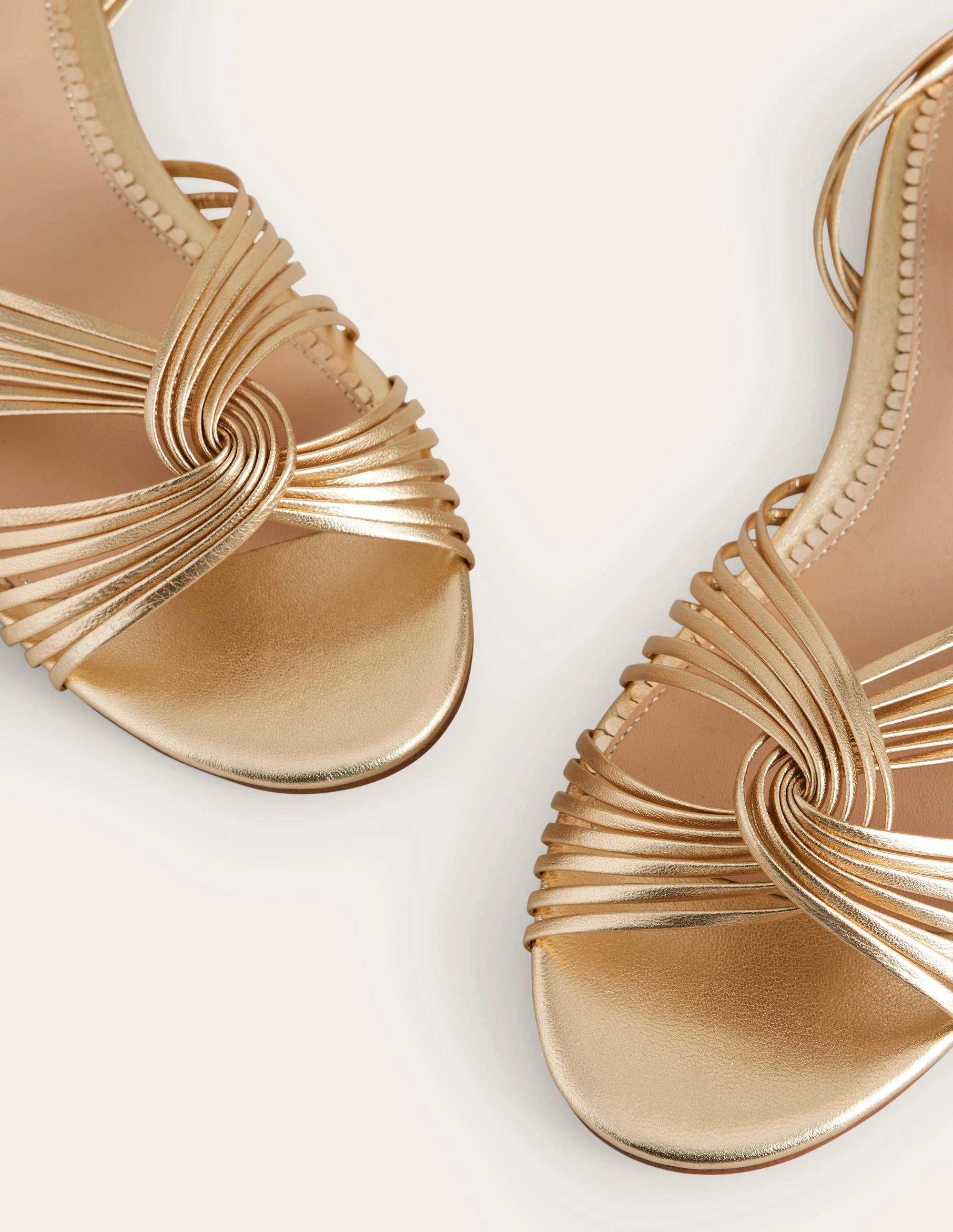 Flache Sandalen mit Twistdetail-Gold Metallic-Leder - Image 4