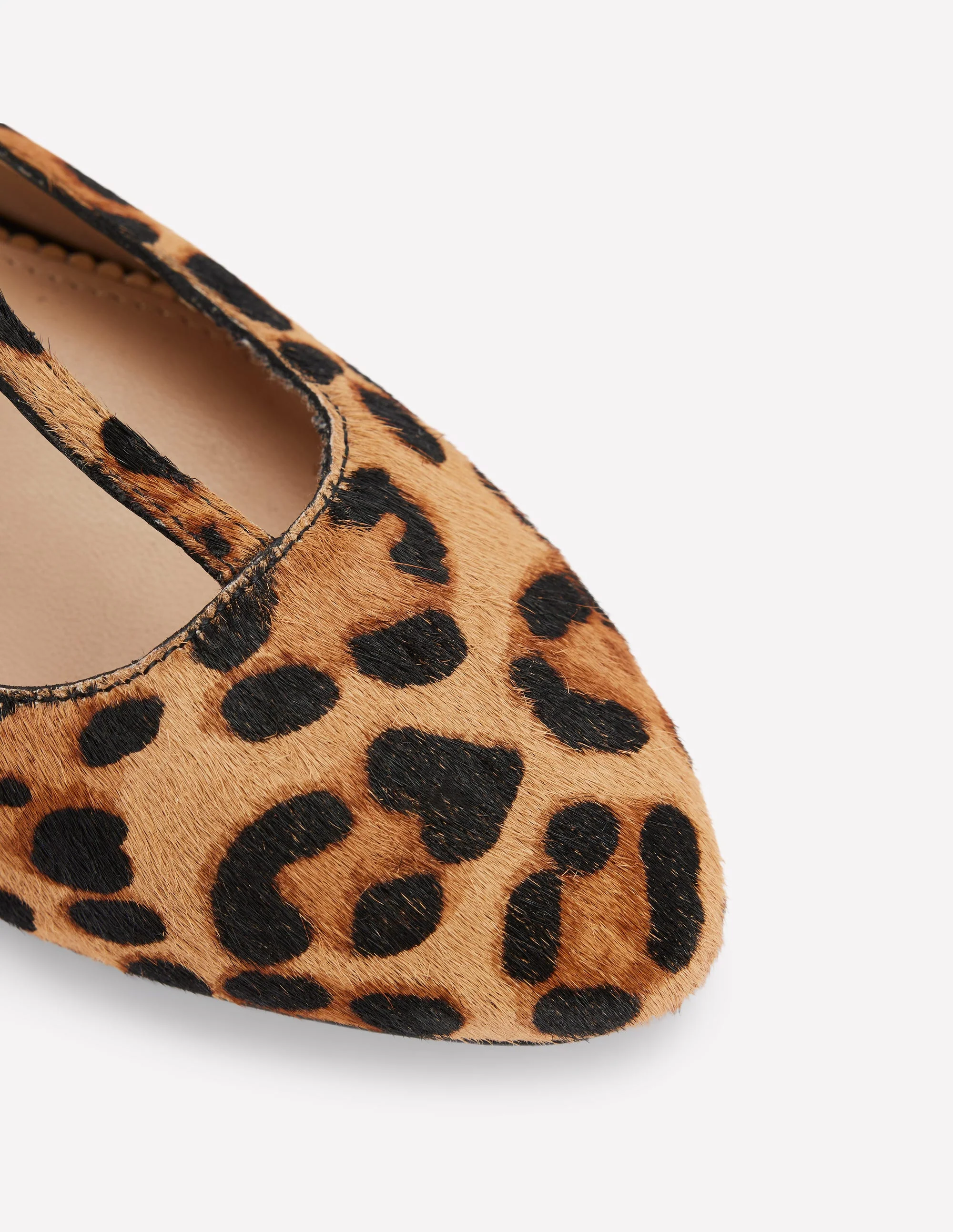 Flache Schuhe mit runder Zehenpartie und T-Steg-Mohair, Leopardenmuster - Image 4