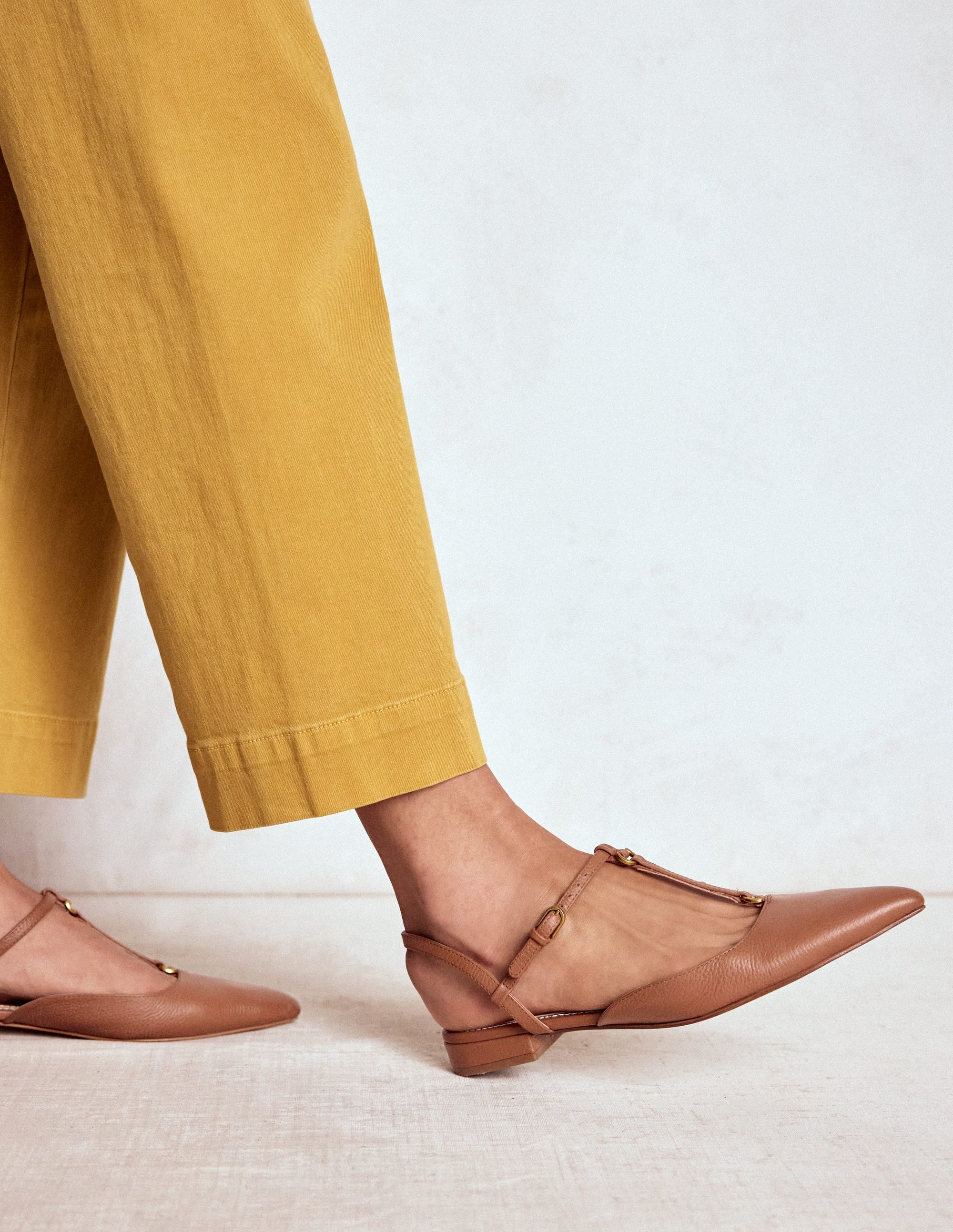 Flache, spitze Schuhe mit T-Steg-Hellbraun - Image 2