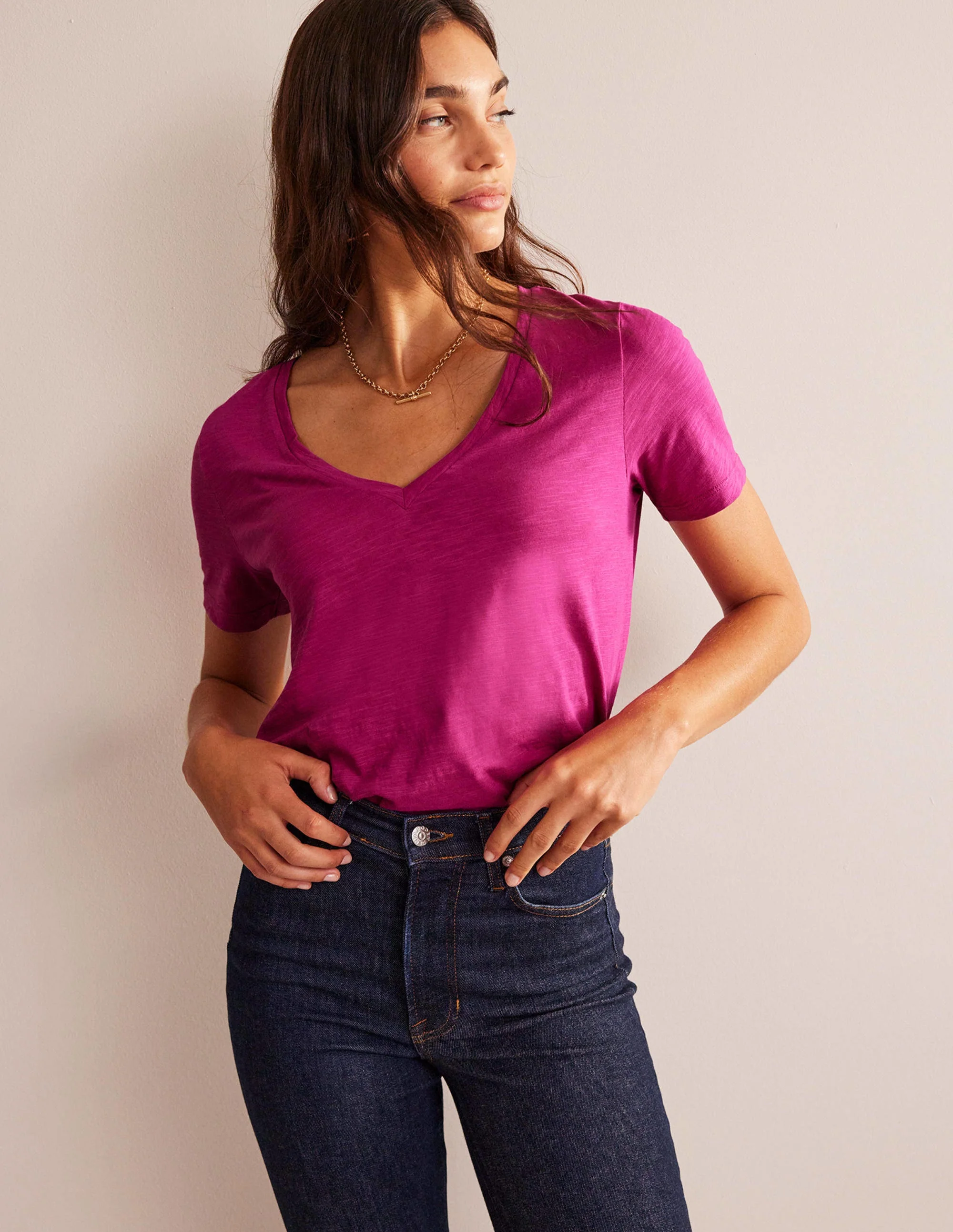 Flammgarn-T-Shirt mit V-Ausschnitt und normaler Passform-Festivalfuchsia