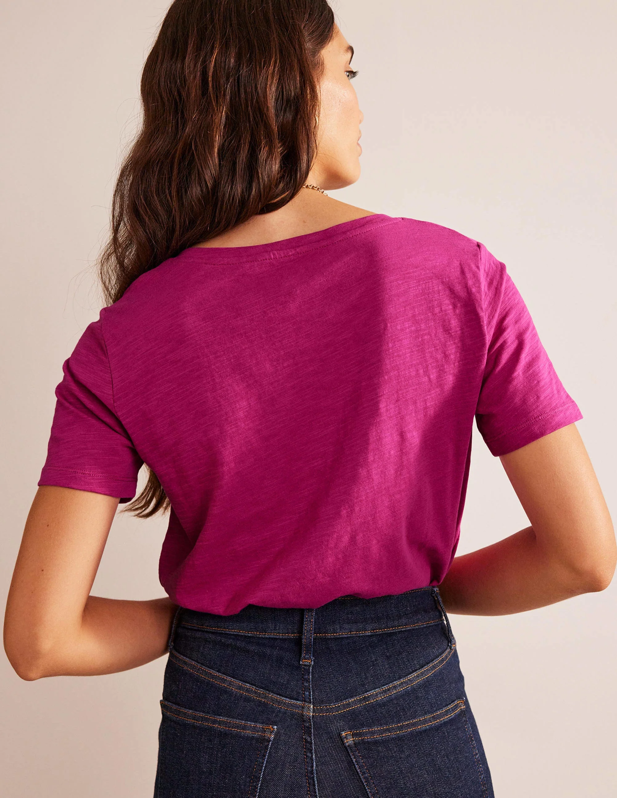 Flammgarn-T-Shirt mit V-Ausschnitt und normaler Passform-Festivalfuchsia - Image 3