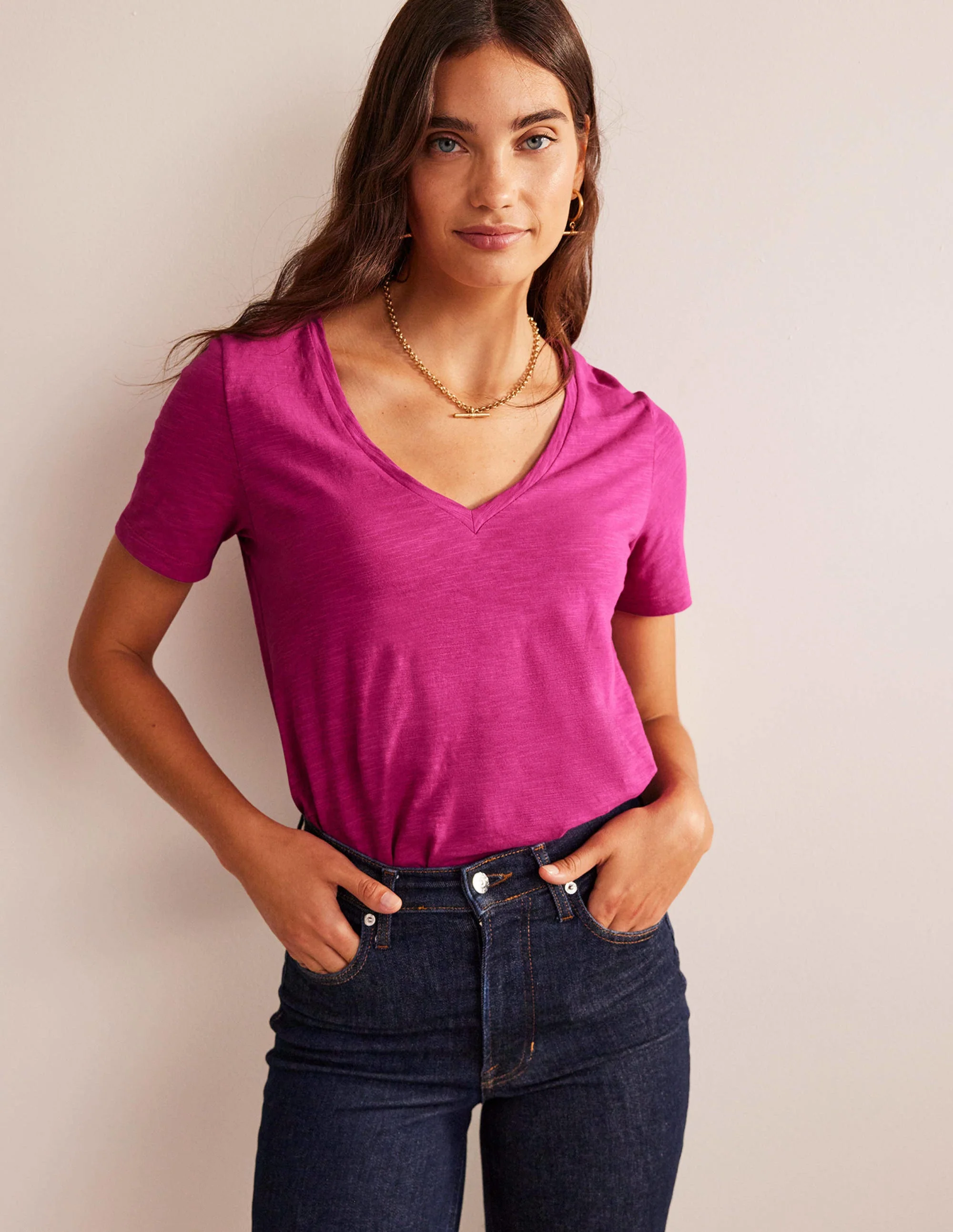Flammgarn-T-Shirt mit V-Ausschnitt und normaler Passform-Festivalfuchsia - Image 4