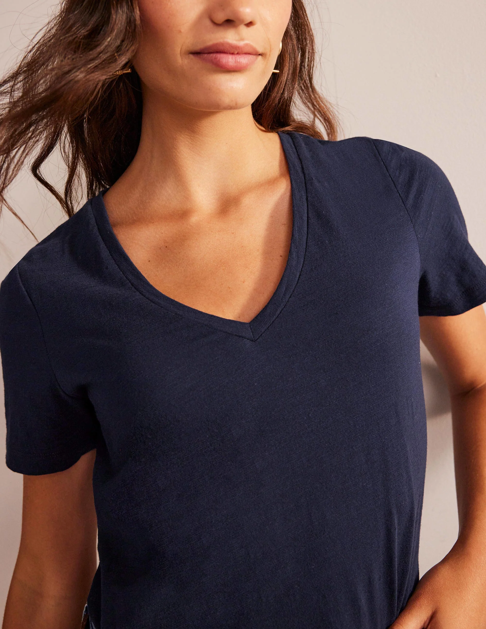 Flammgarn-T-Shirt mit V-Ausschnitt und normaler Passform-Marineblau - Image 2