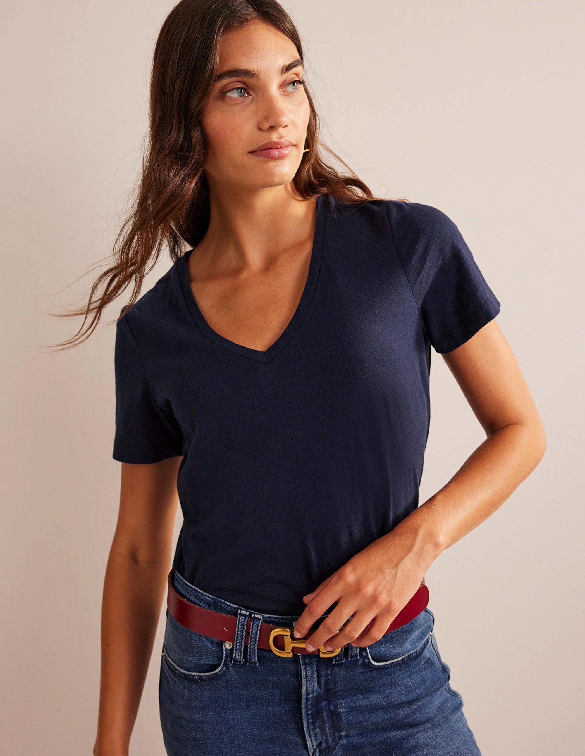 Flammgarn-T-Shirt mit V-Ausschnitt und normaler Passform-Marineblau - Image 4