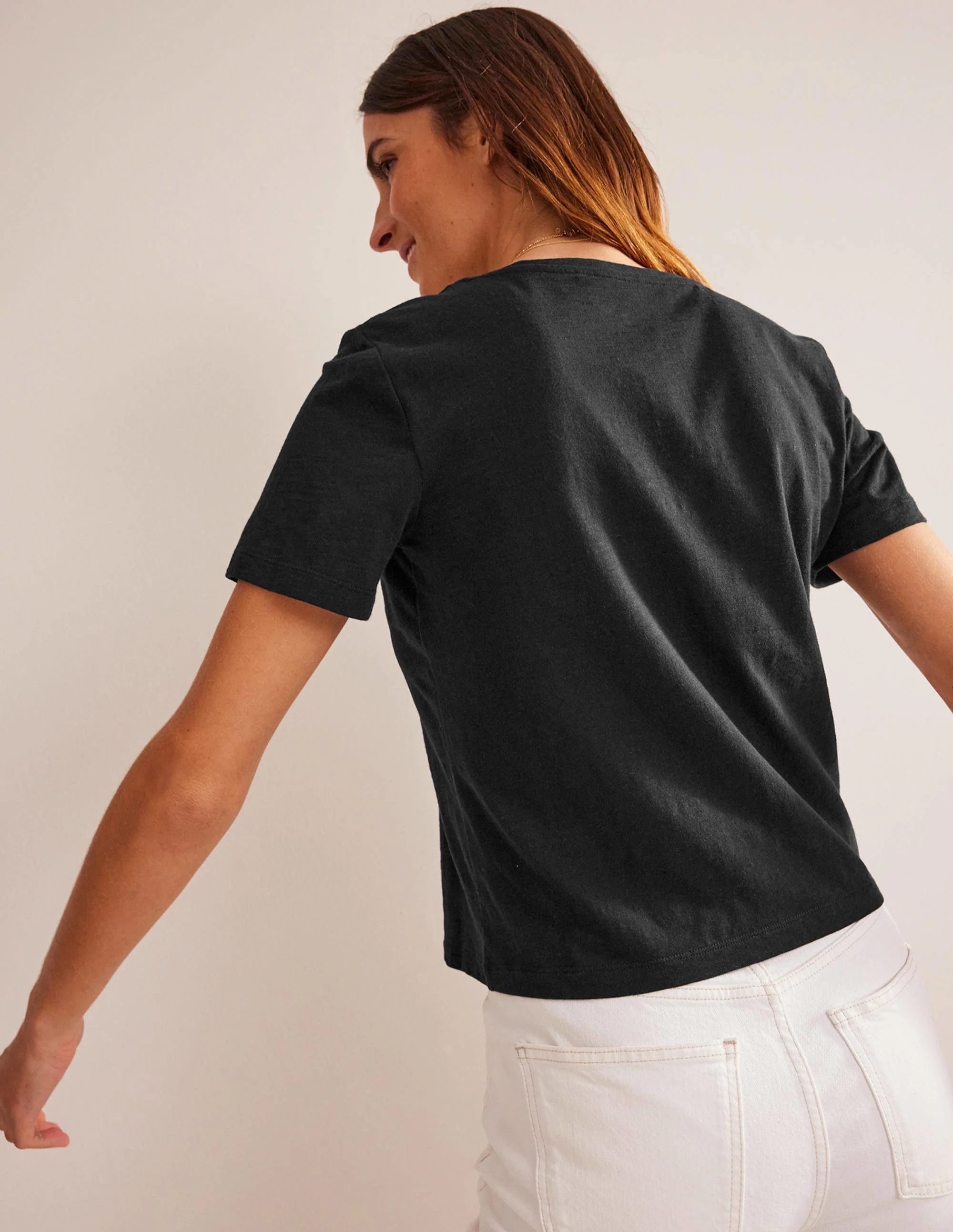 Flammgarn-T-Shirt mit V-Ausschnitt und normaler Passform-Schwarz - Image 3