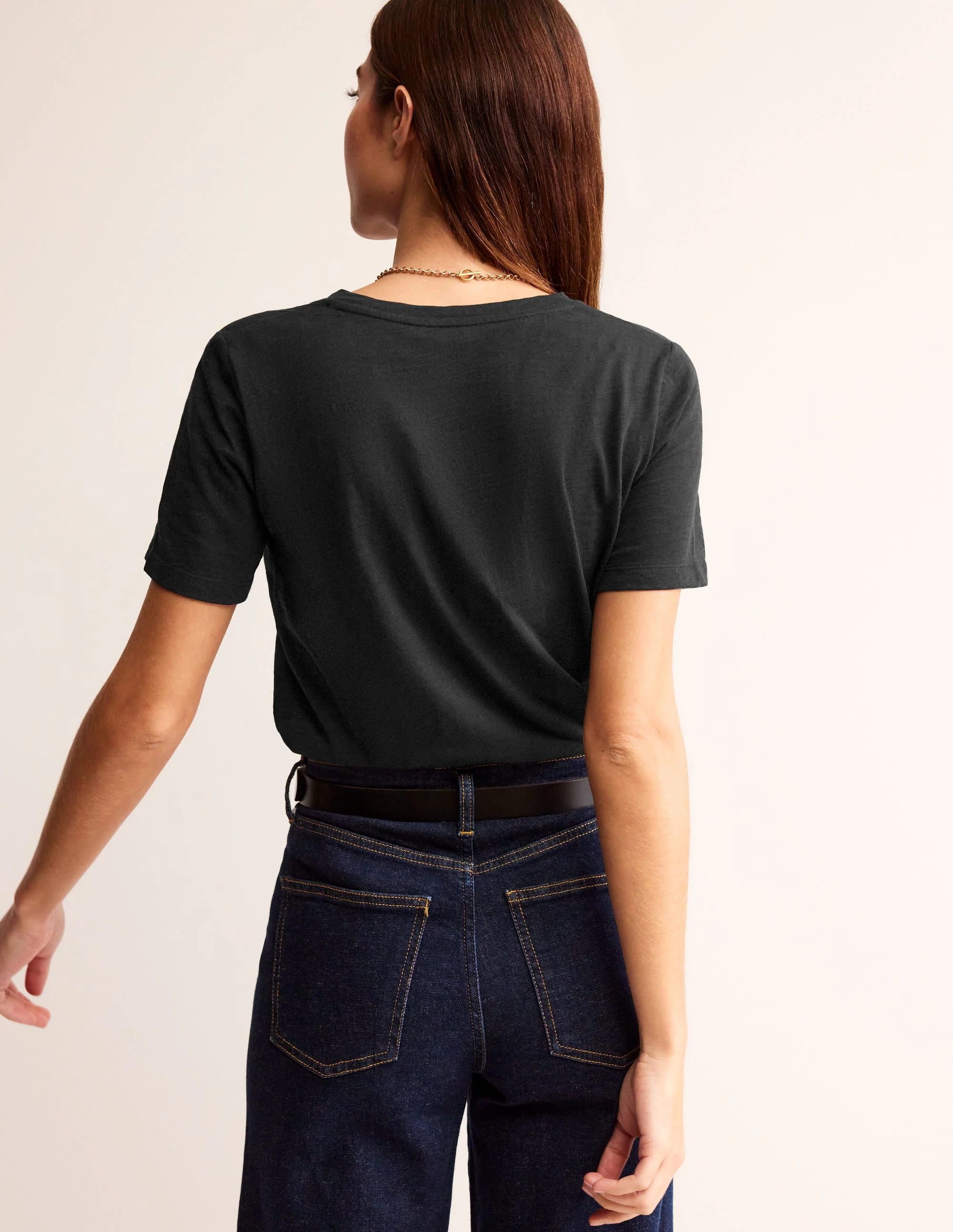 Flammgarn-T-Shirt mit V-Ausschnitt und regulärer Passform-Schwarz - Image 3
