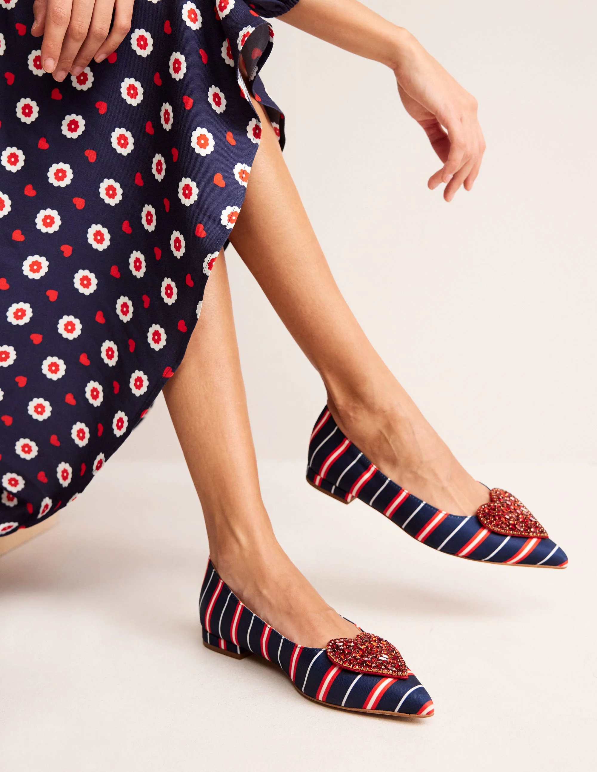 Flats mit Herz-Verzierung-Marineblau Streifen