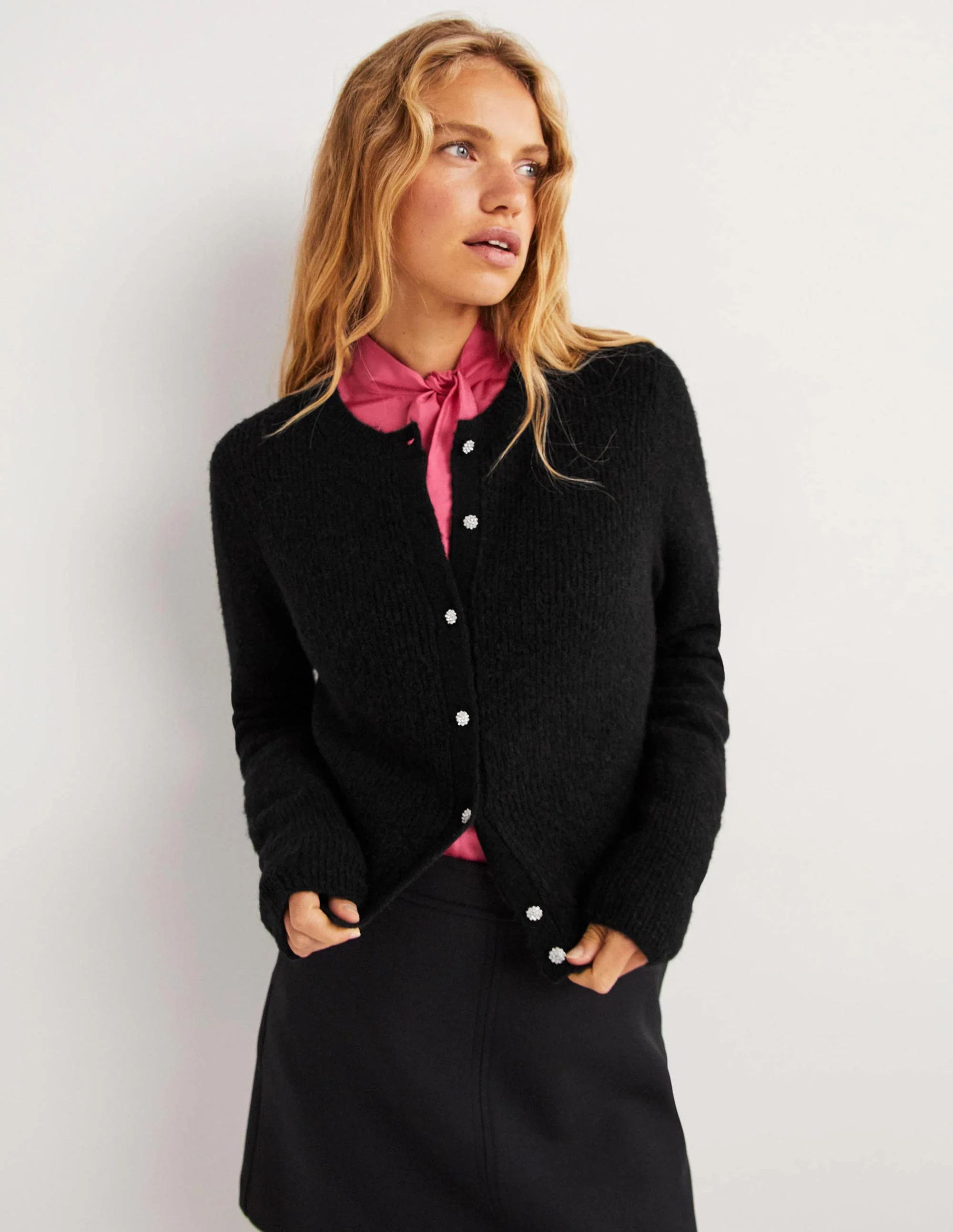 Flauschiger Cardigan mit Schmucksteinknöpfen-Schwarz - Image 5